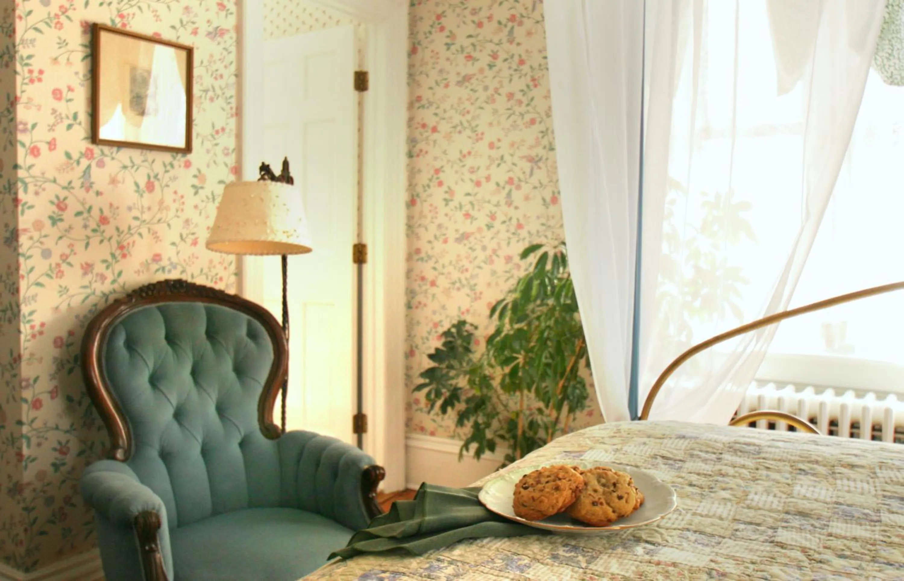 Photo of the whole room, Bed in The Queen Victoria