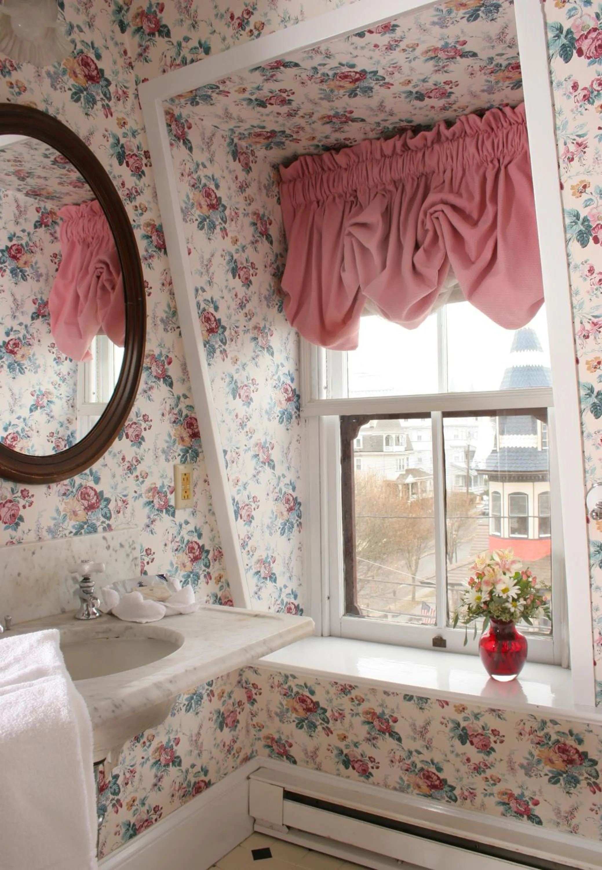 Bathroom, Bed in The Queen Victoria