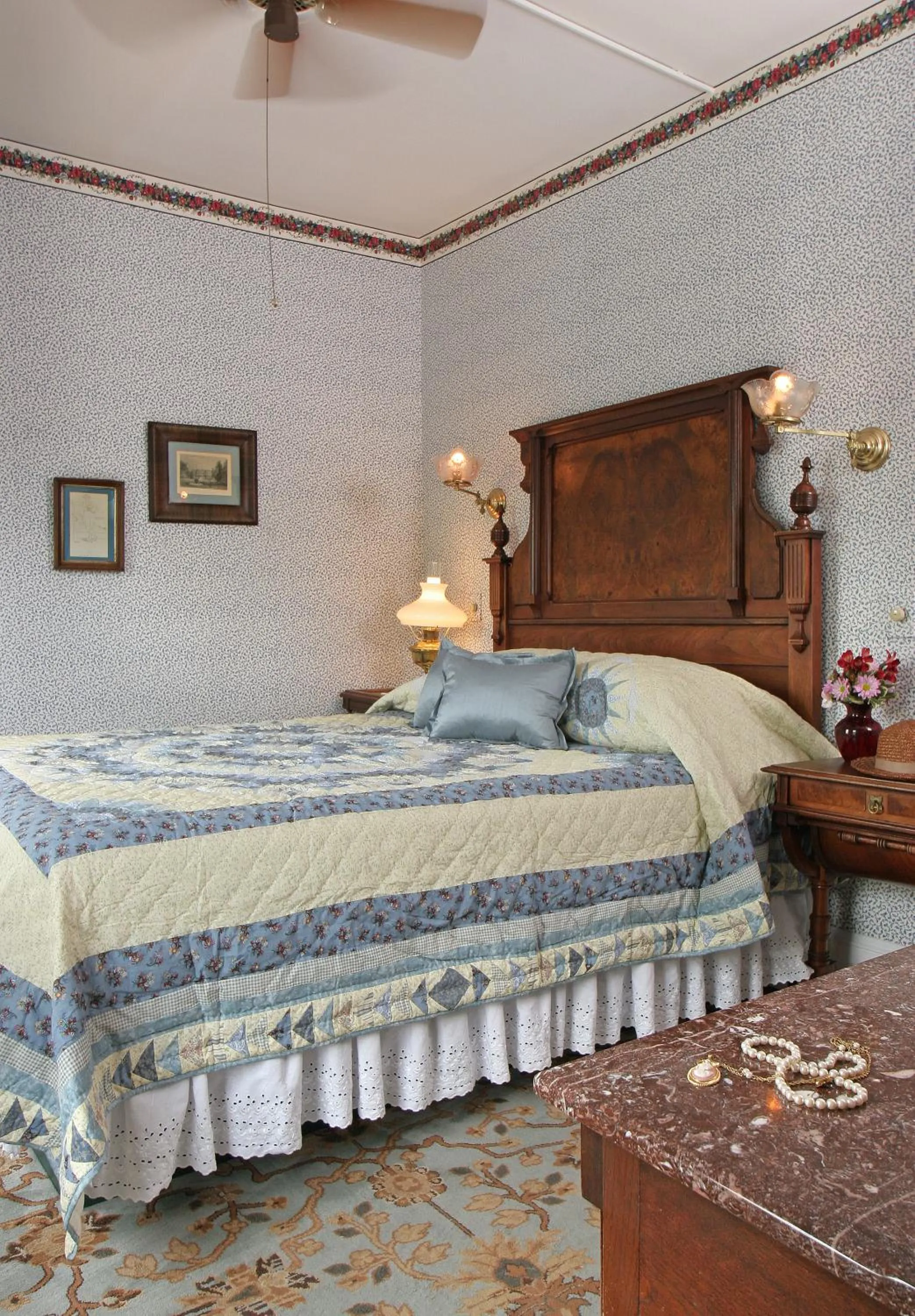 Photo of the whole room, Bed in The Queen Victoria