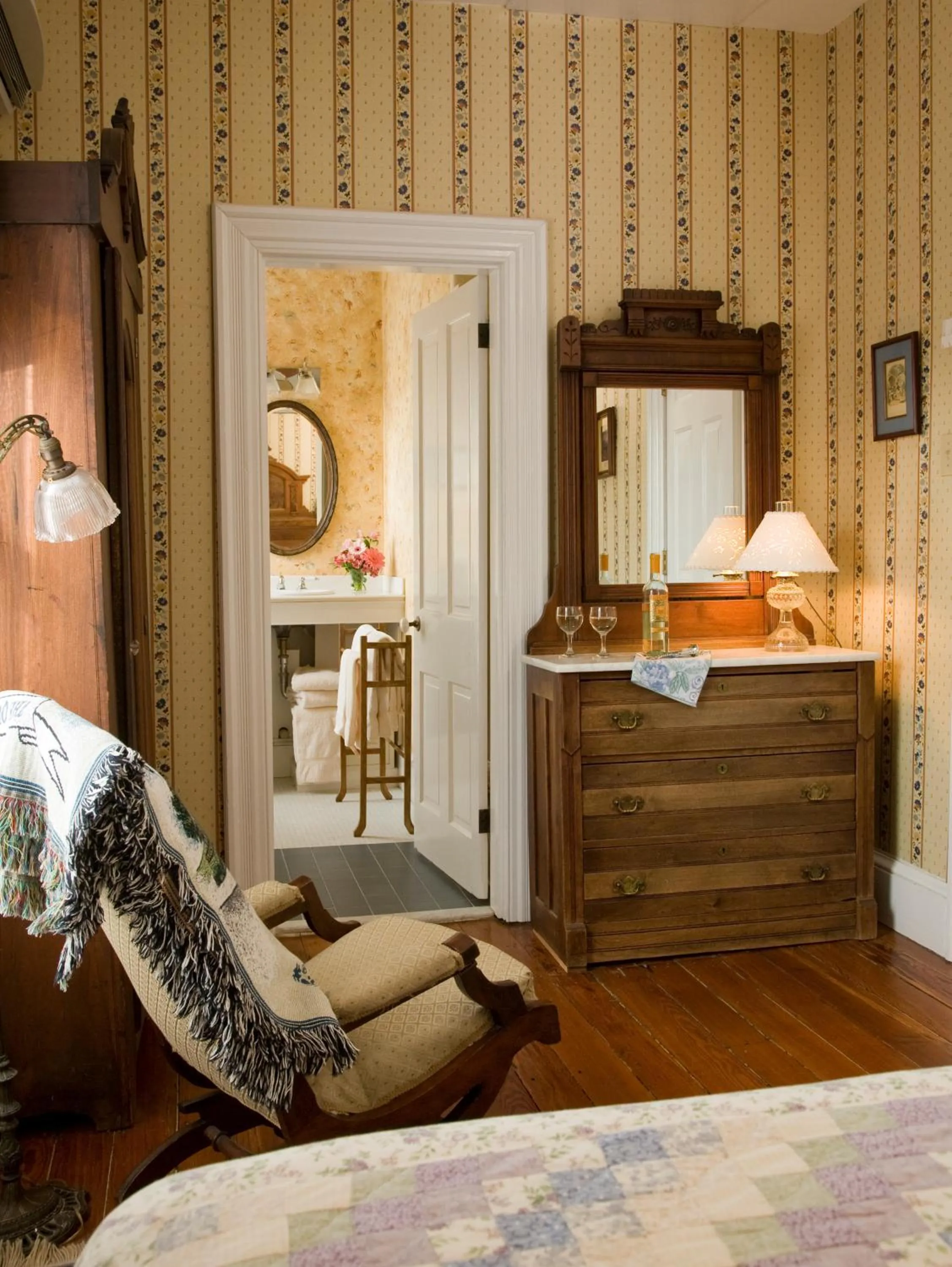 Photo of the whole room, Bed in The Queen Victoria