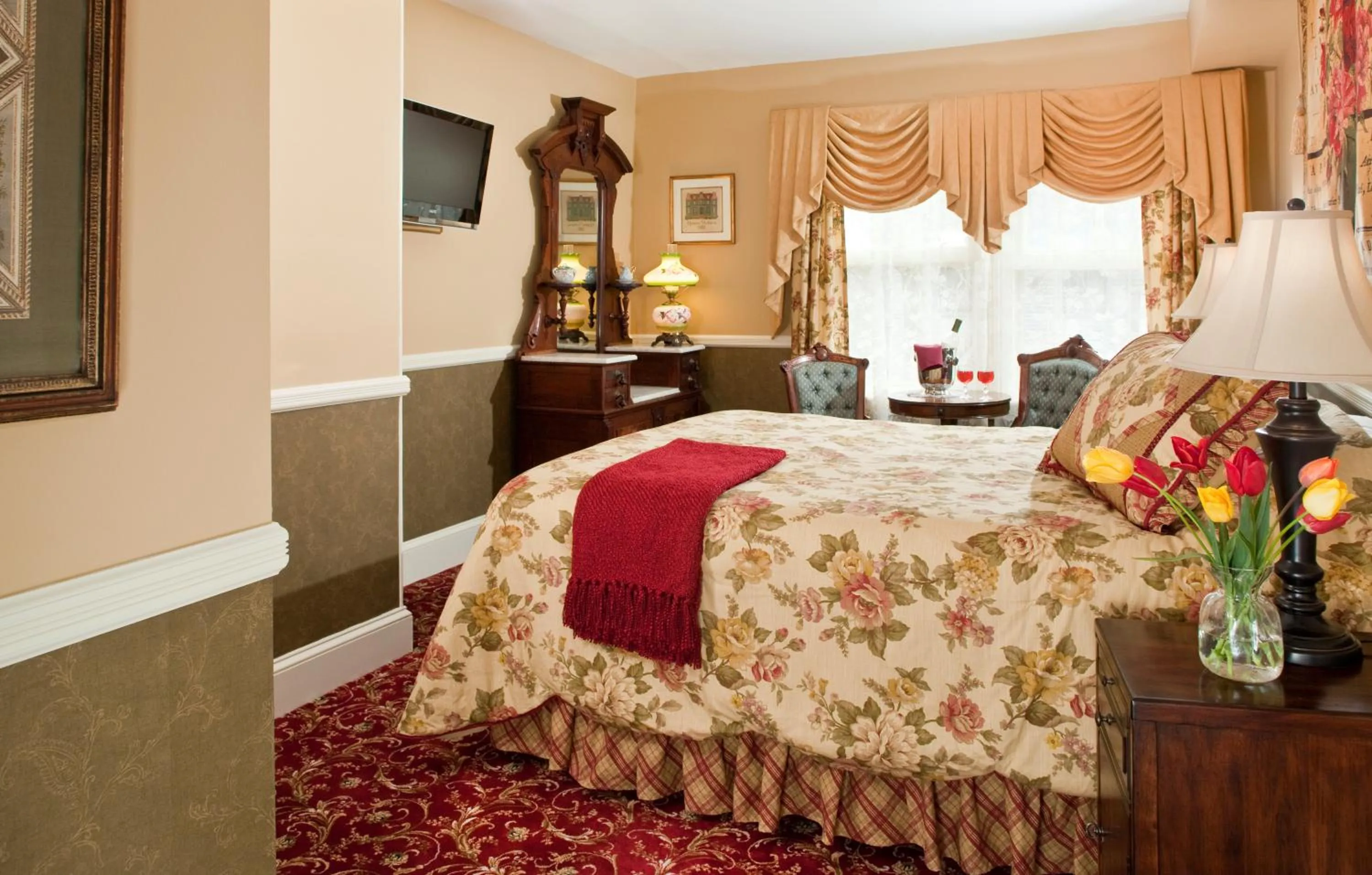 Photo of the whole room, Bed in The Queen Victoria