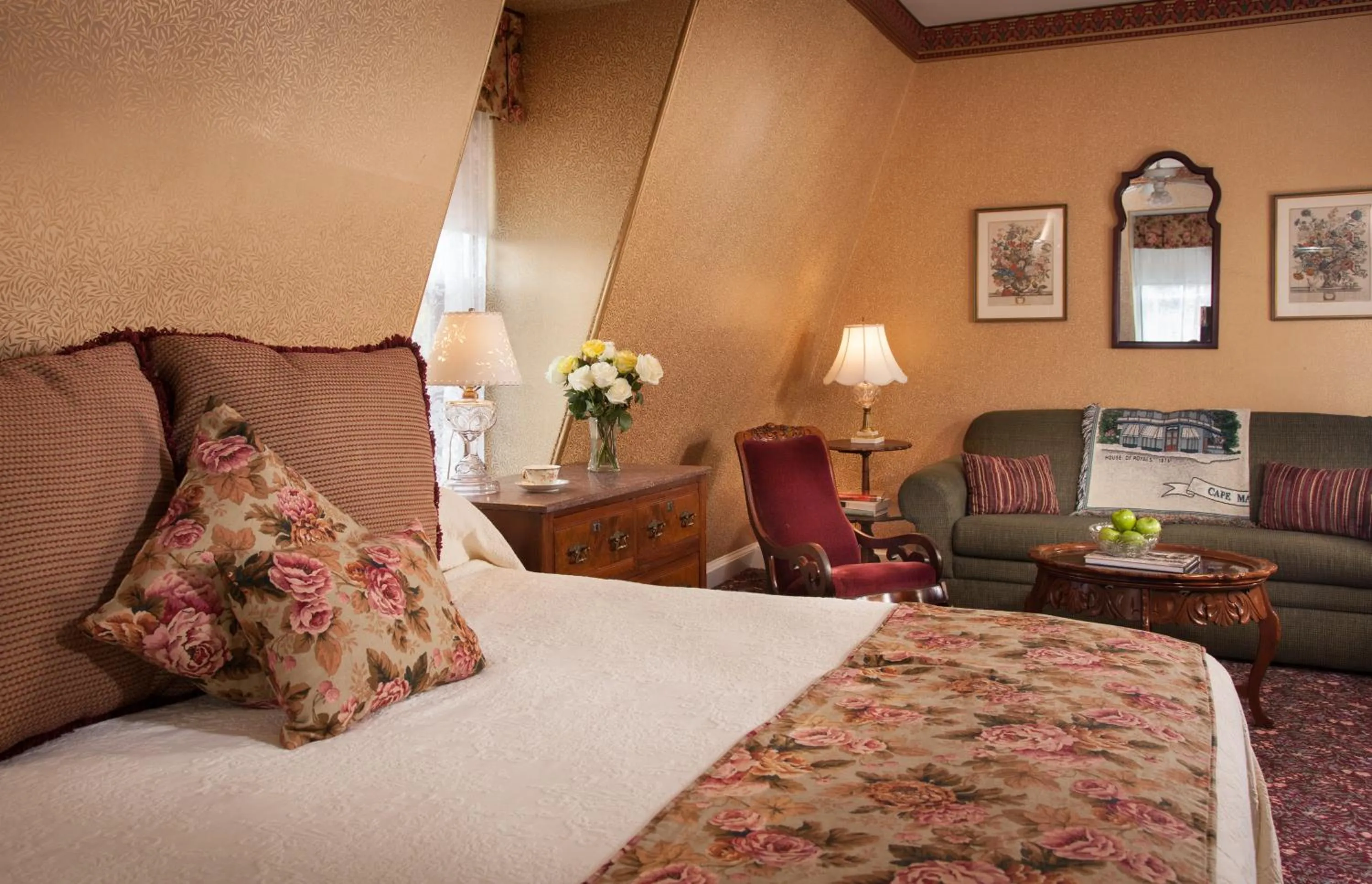 Photo of the whole room, Bed in The Queen Victoria