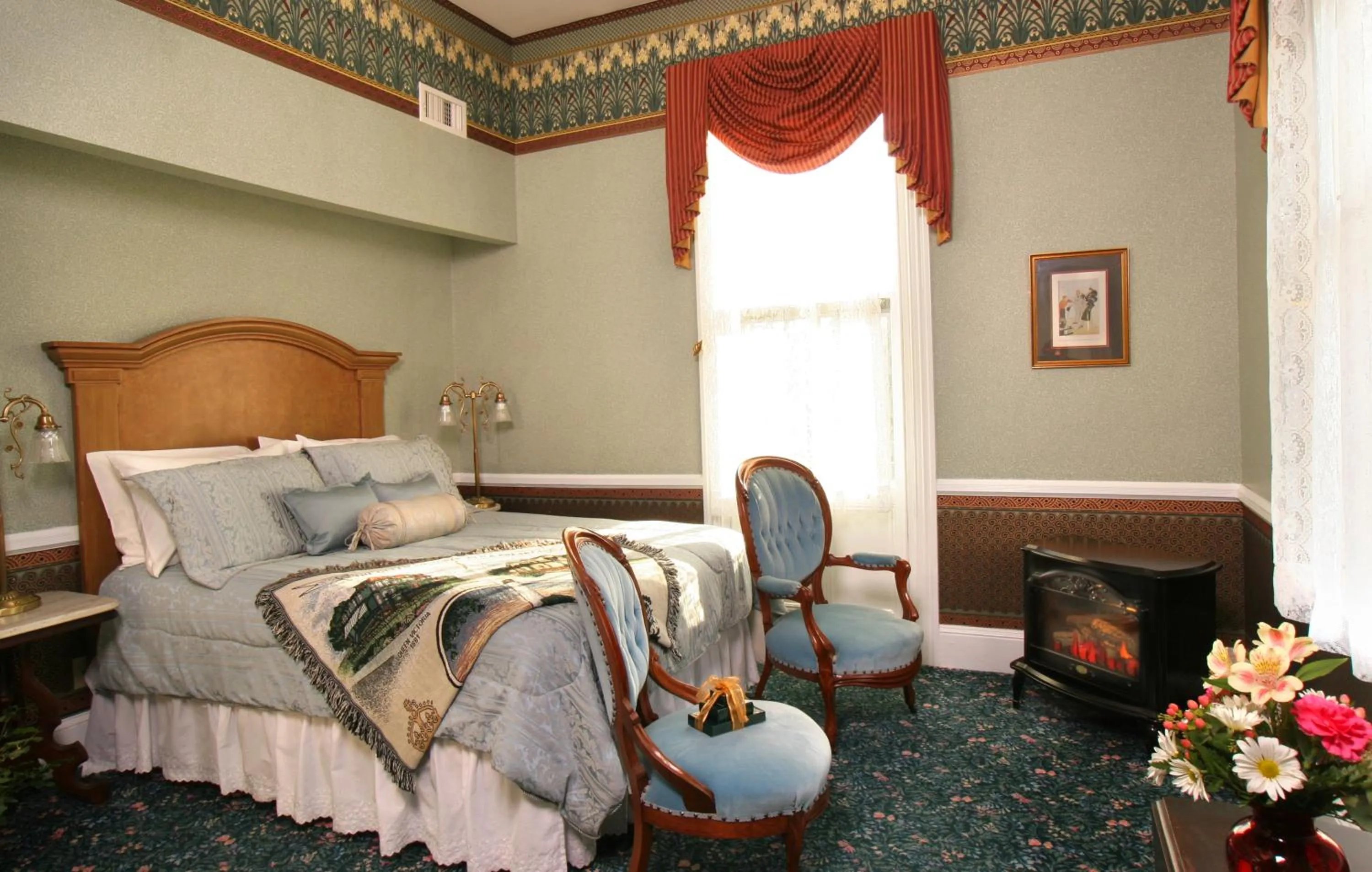 Photo of the whole room, Bed in The Queen Victoria