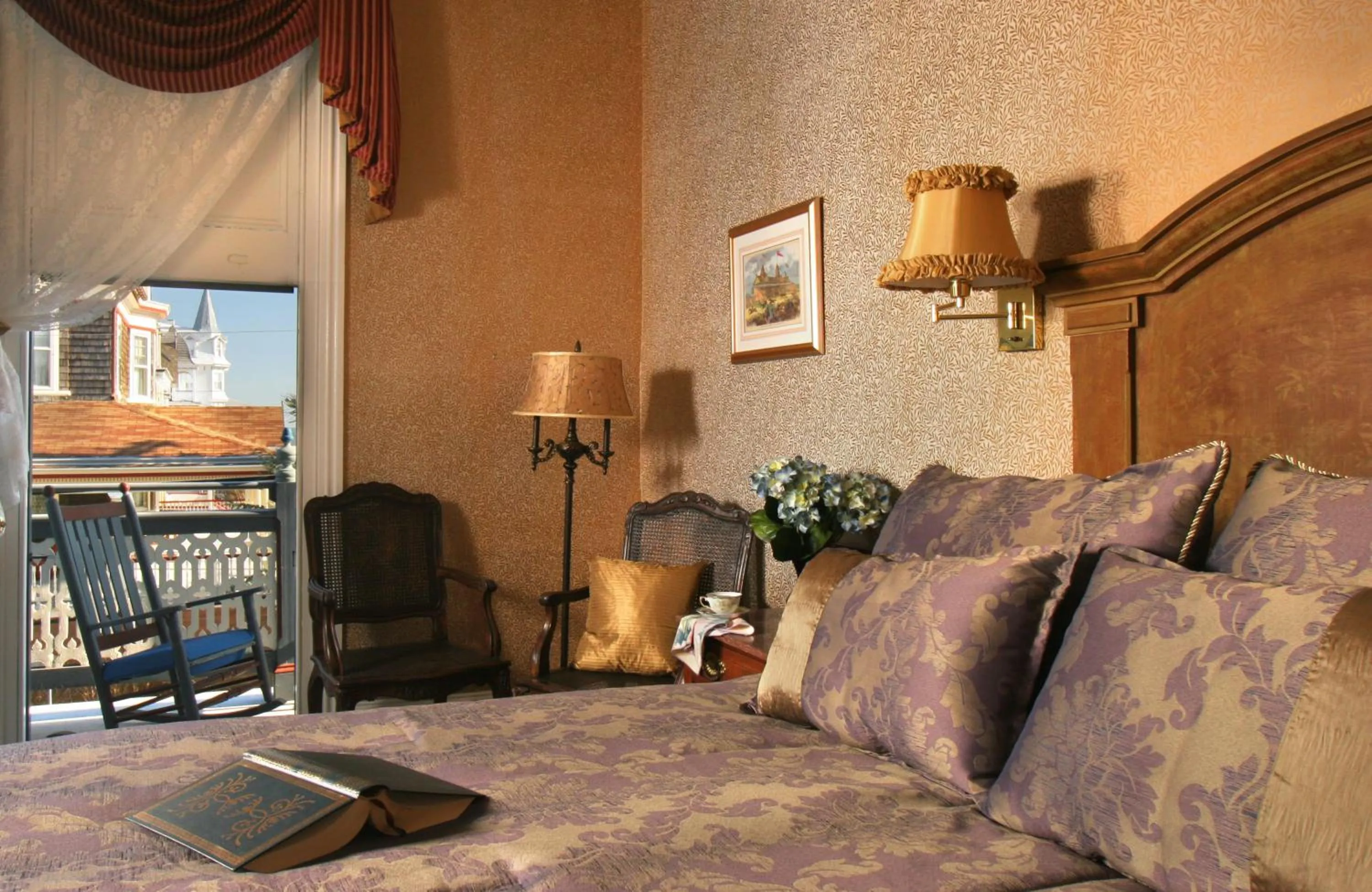 Photo of the whole room, Bed in The Queen Victoria