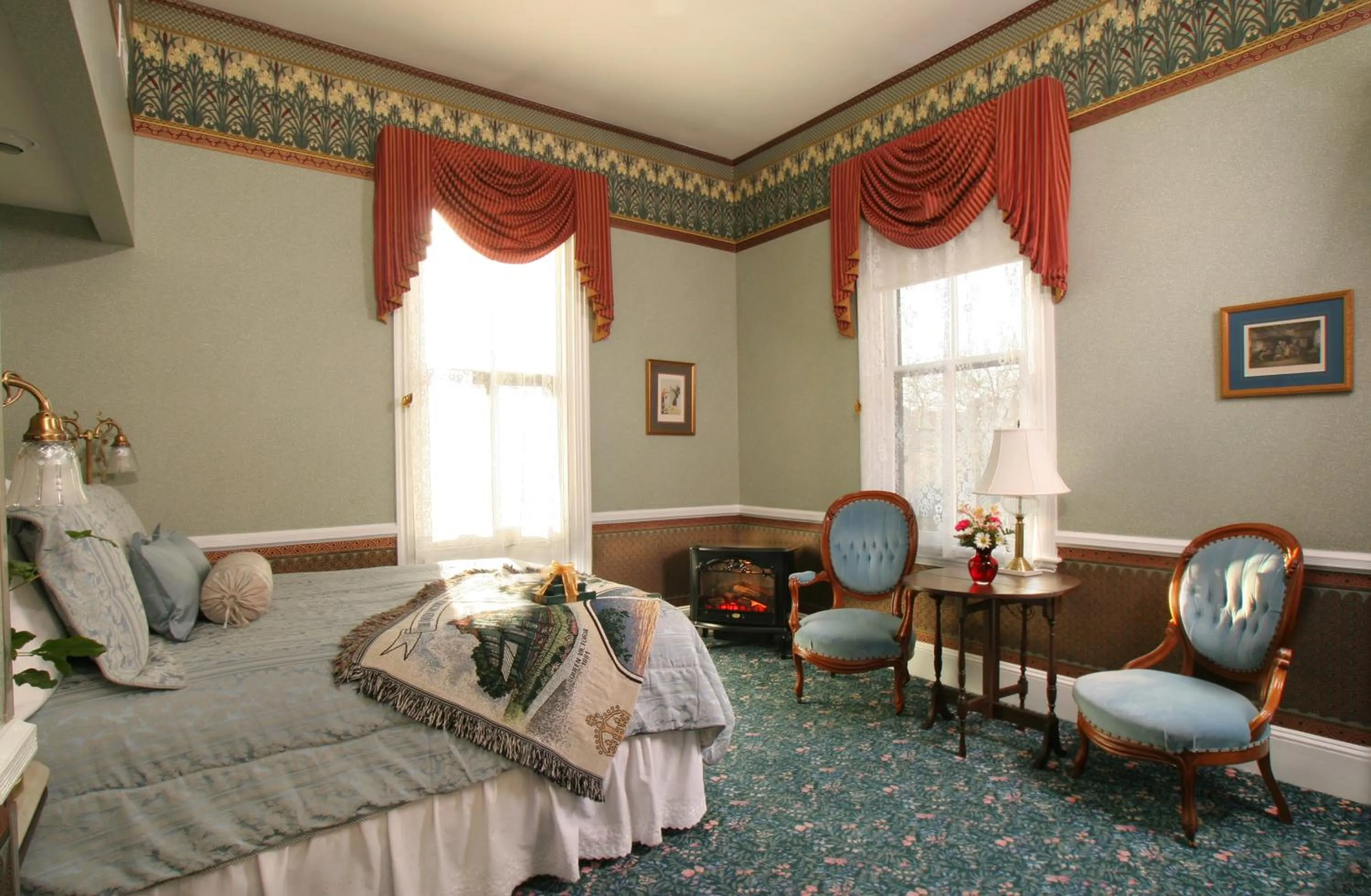 Photo of the whole room, Bed in The Queen Victoria