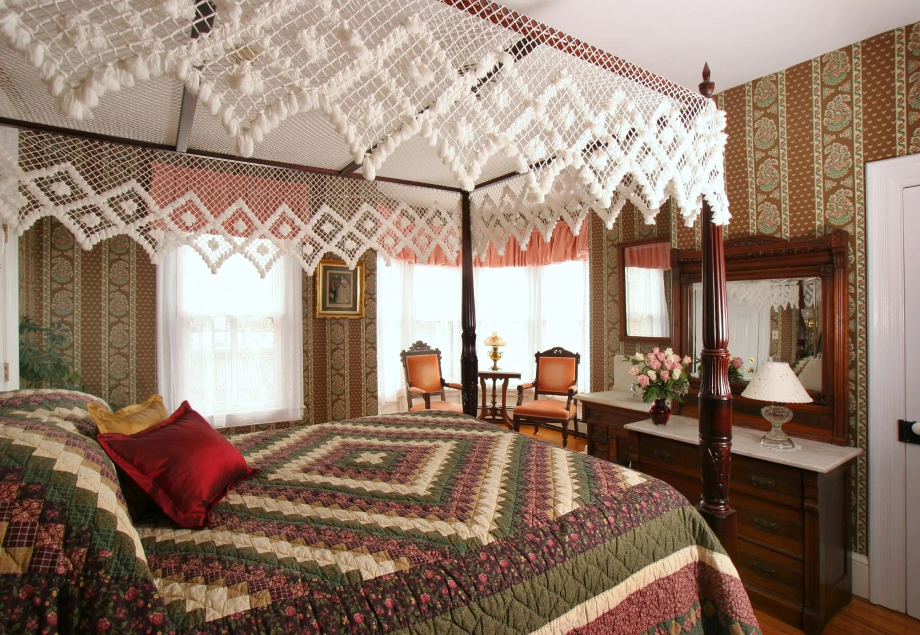 Photo of the whole room, Bed in The Queen Victoria