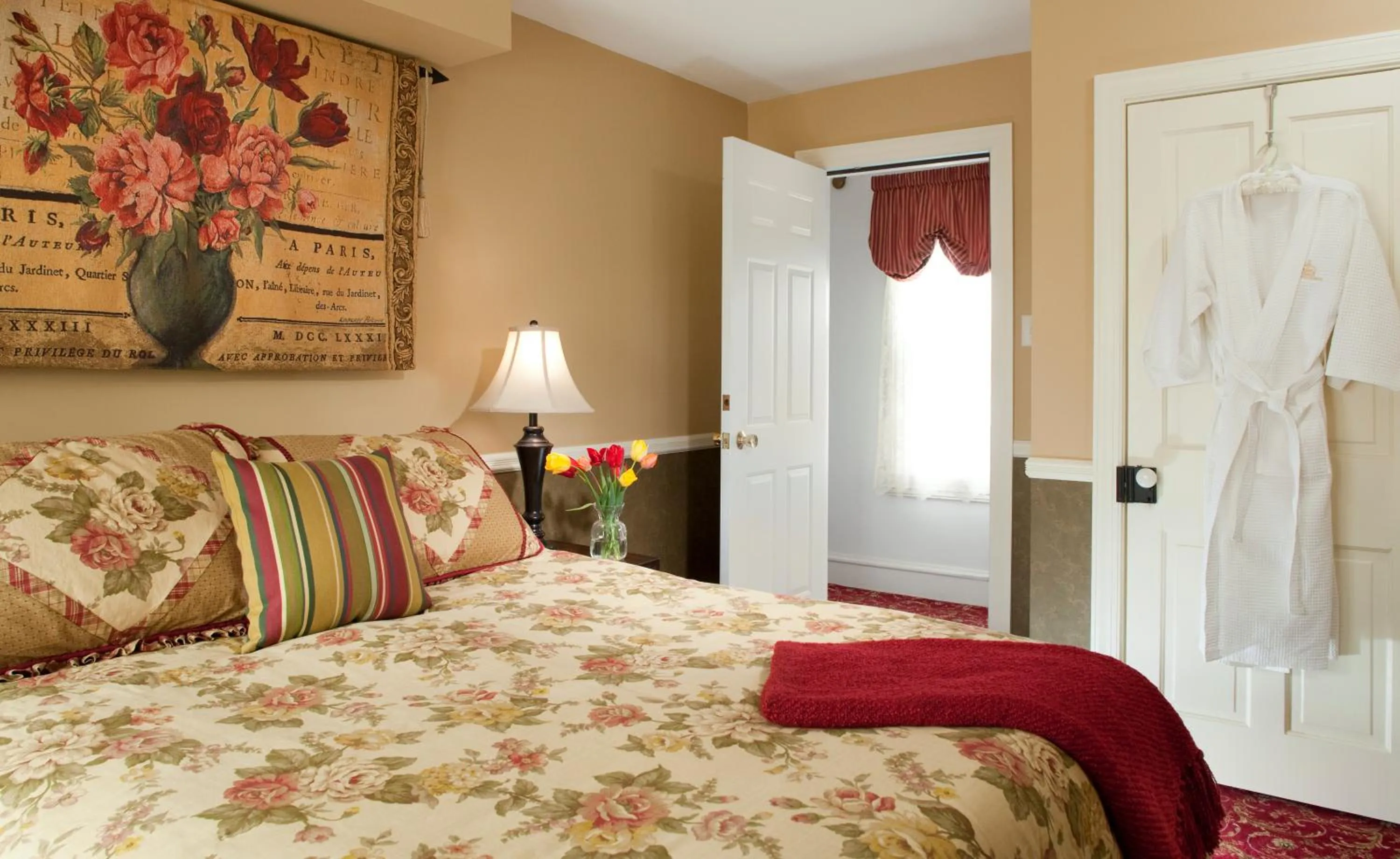 Photo of the whole room, Bed in The Queen Victoria