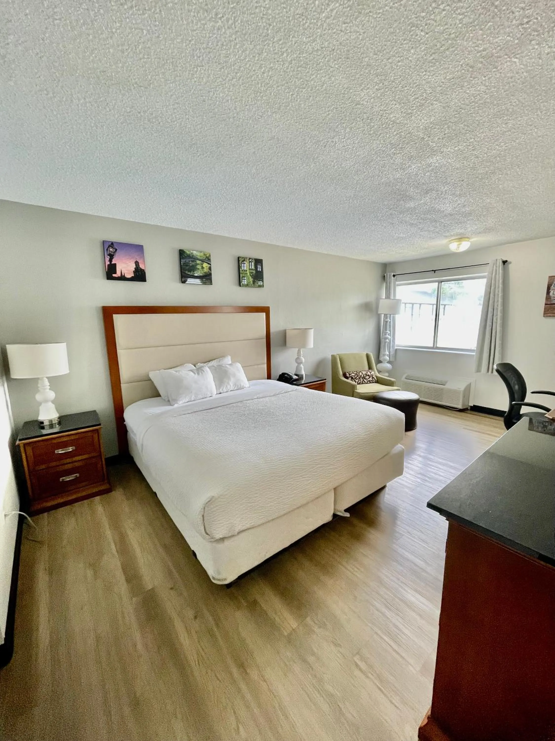 Bed in Days Inn by Wyndham Erie