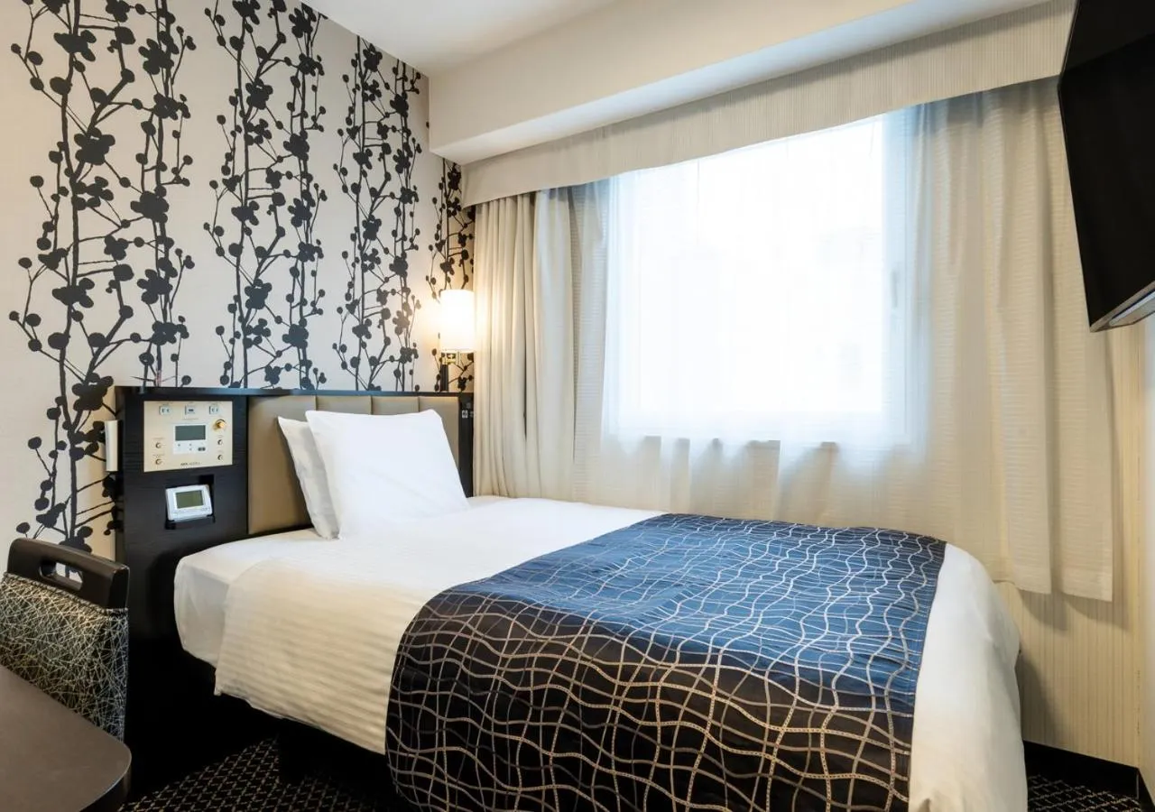 Photo of the whole room, Bed in APA Hotel Yodoyabashi Kitahama Ekimae