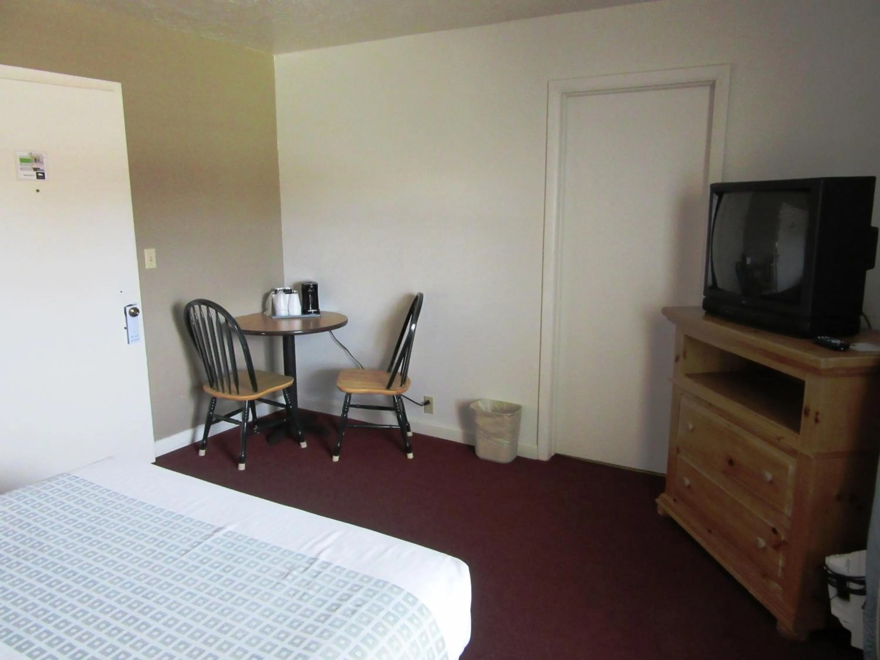 Photo of the whole room, Bed in White Buffalo Hotel