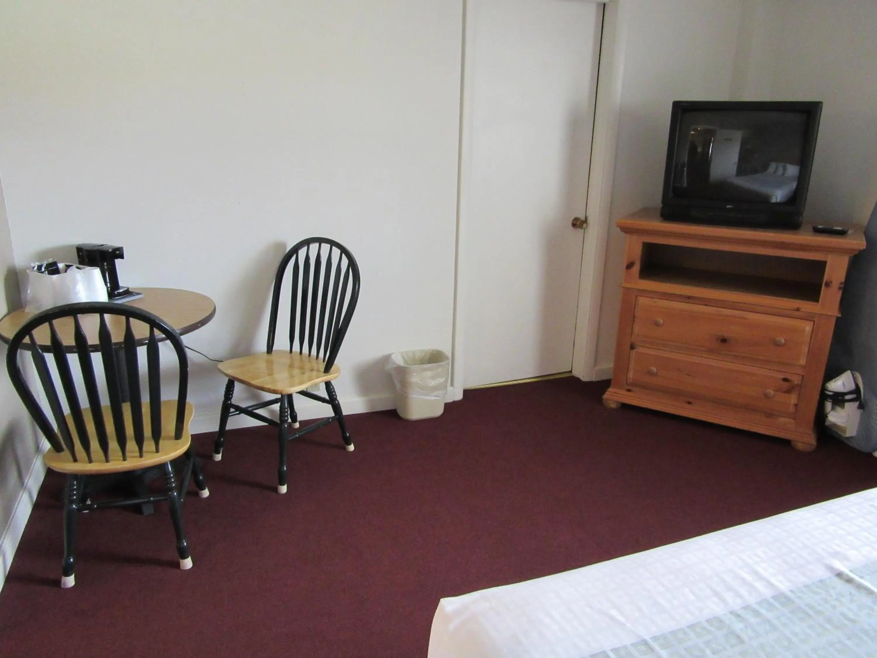 Photo of the whole room, Bed in White Buffalo Hotel