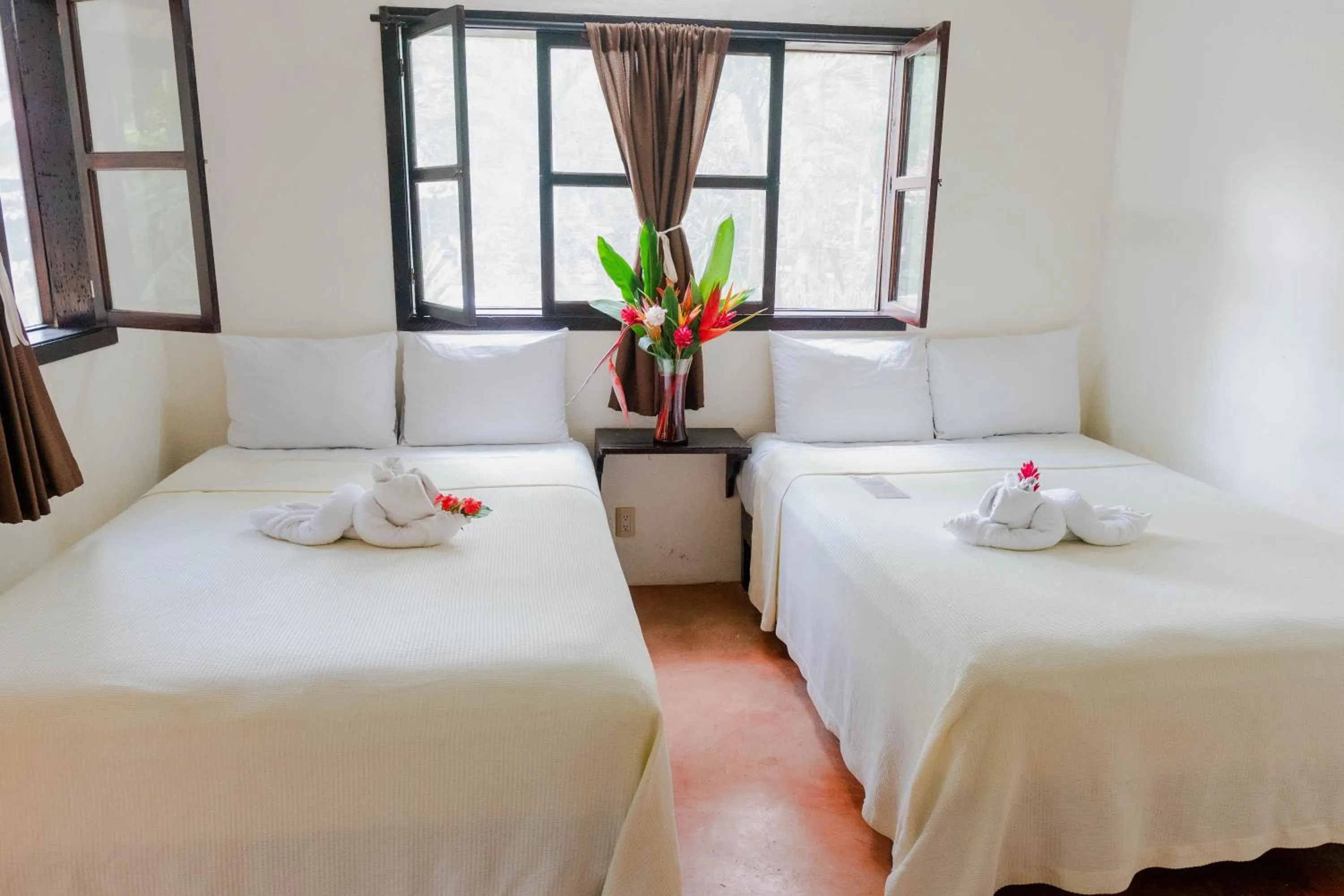 Quadruple Room with Private Bathroom in Cabañas Kin Balam Palenque