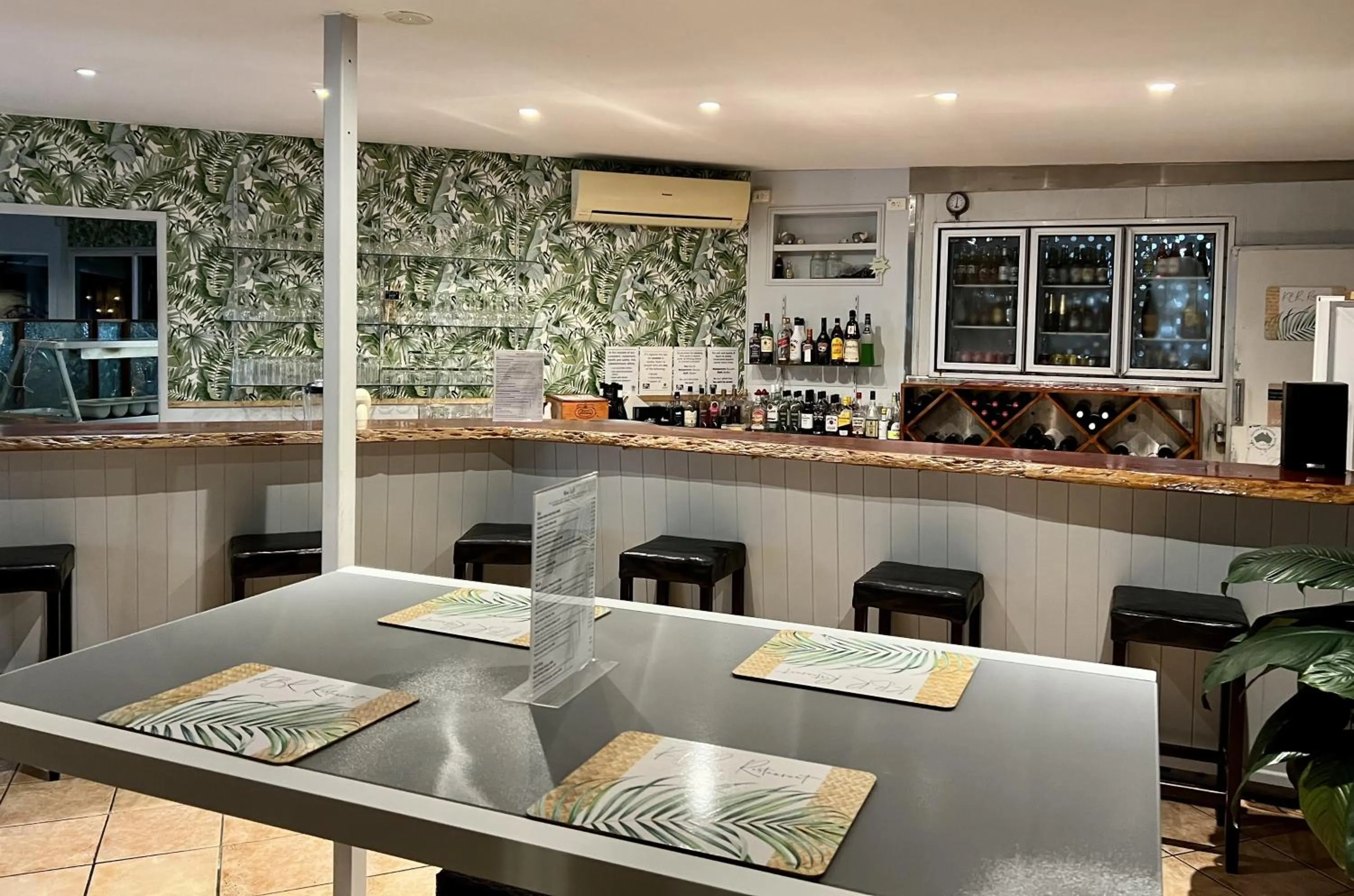 Restaurant/places to eat in Kellys Beach Resort