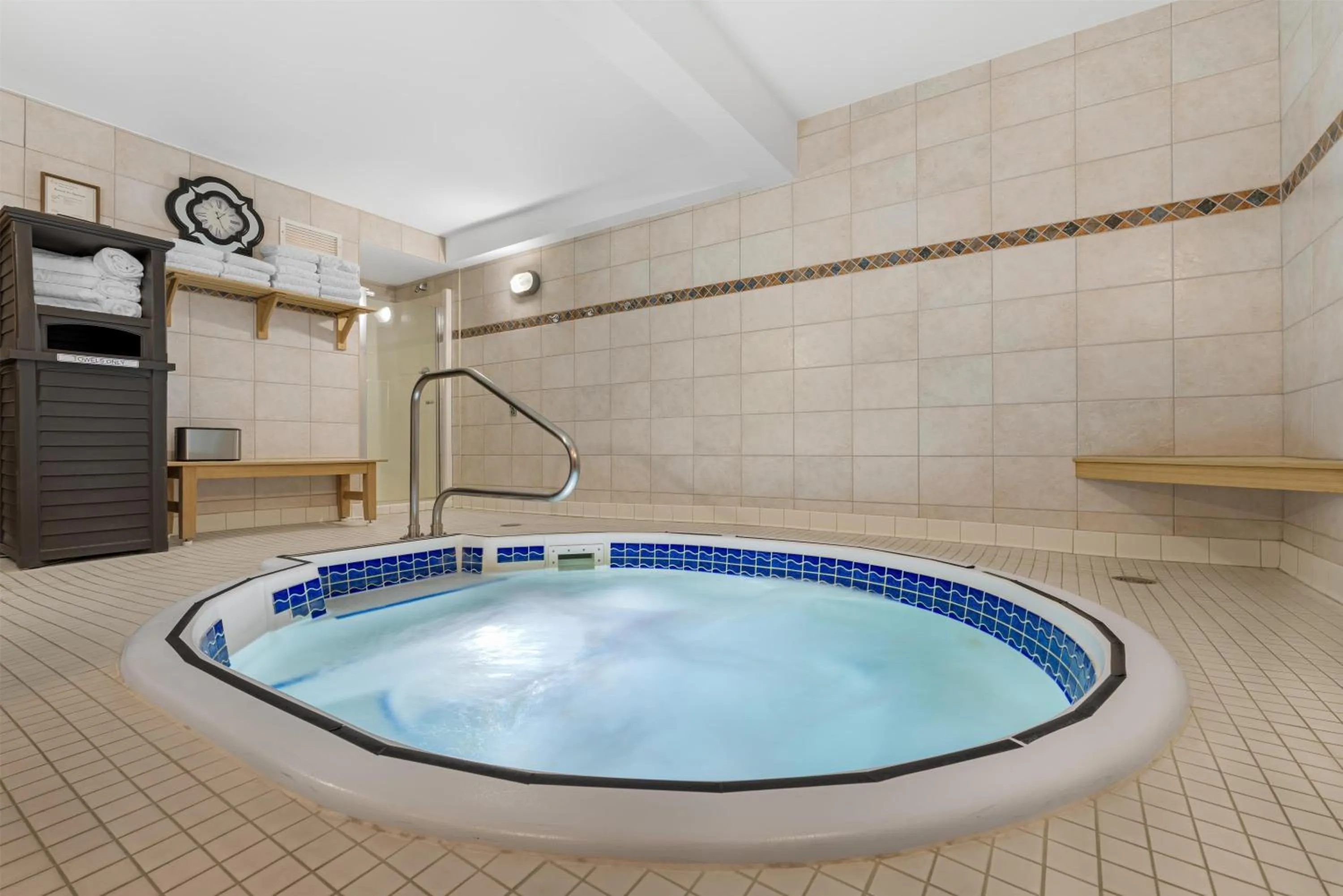 Pool view in Best Western Plus Baker Street Inn