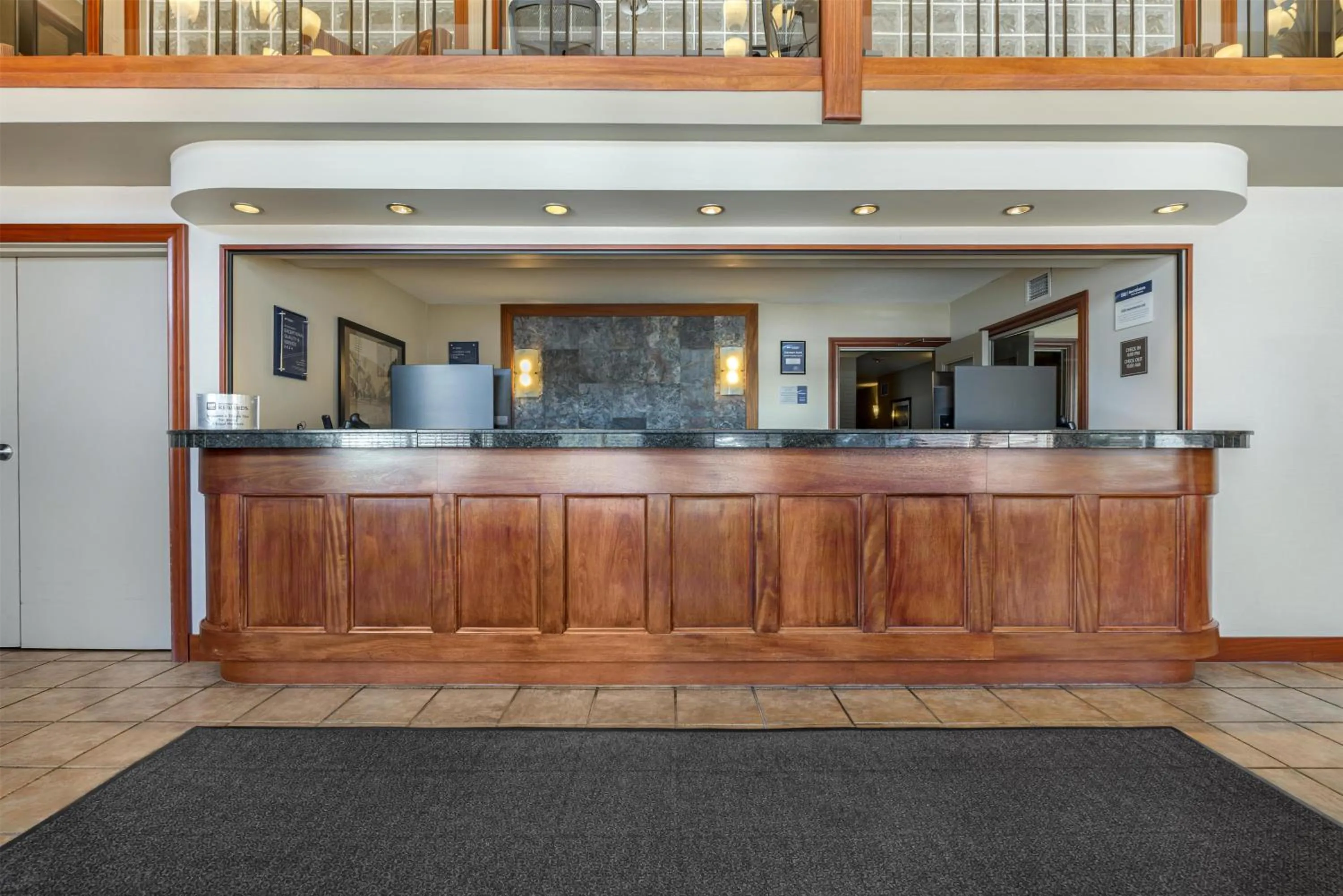 Lobby or reception in Best Western Plus Baker Street Inn