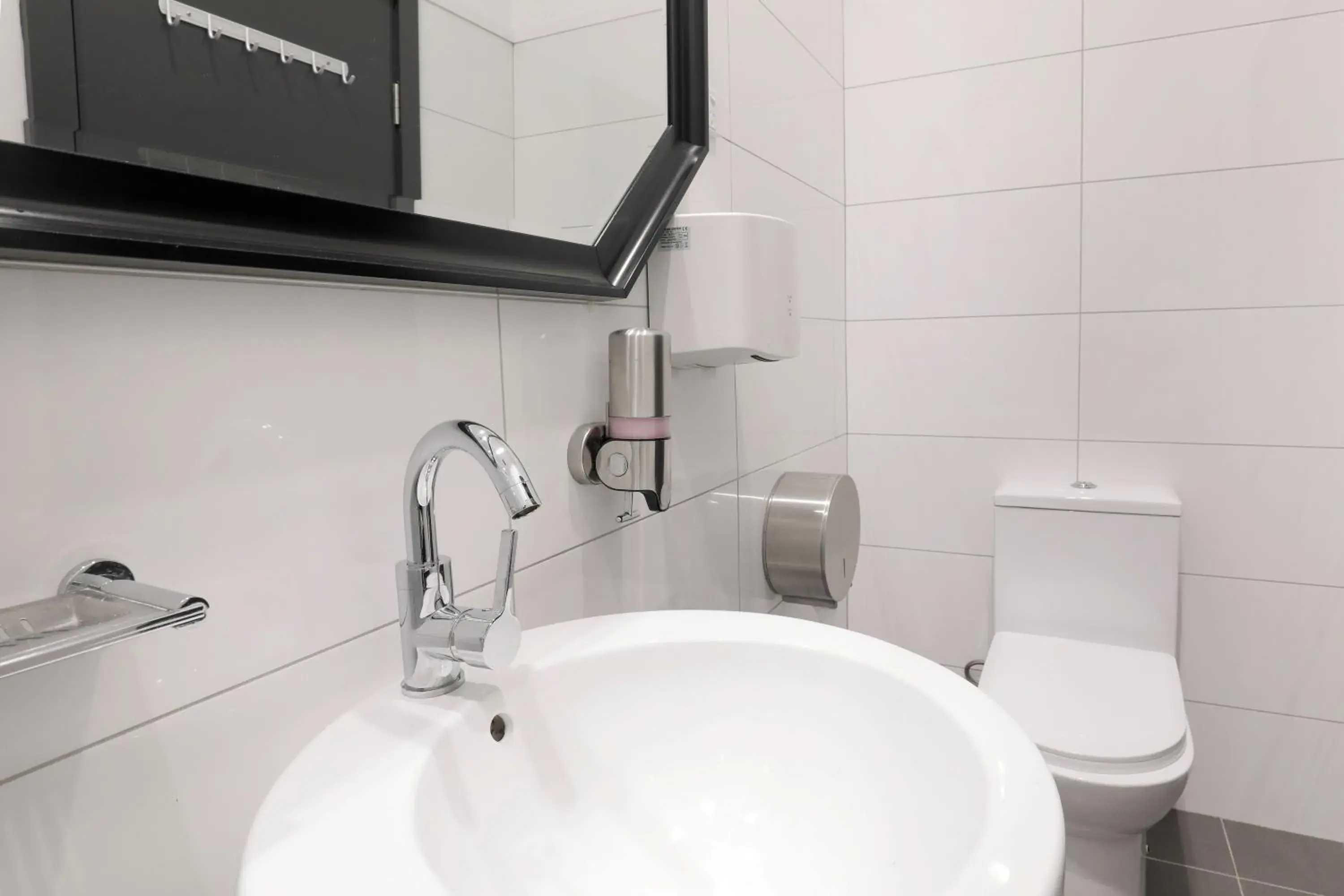 Triple Room with Shared Bathroom in Glenferrie Lodge Triple Room with Shared Bathroom in Glenferrie Lodge