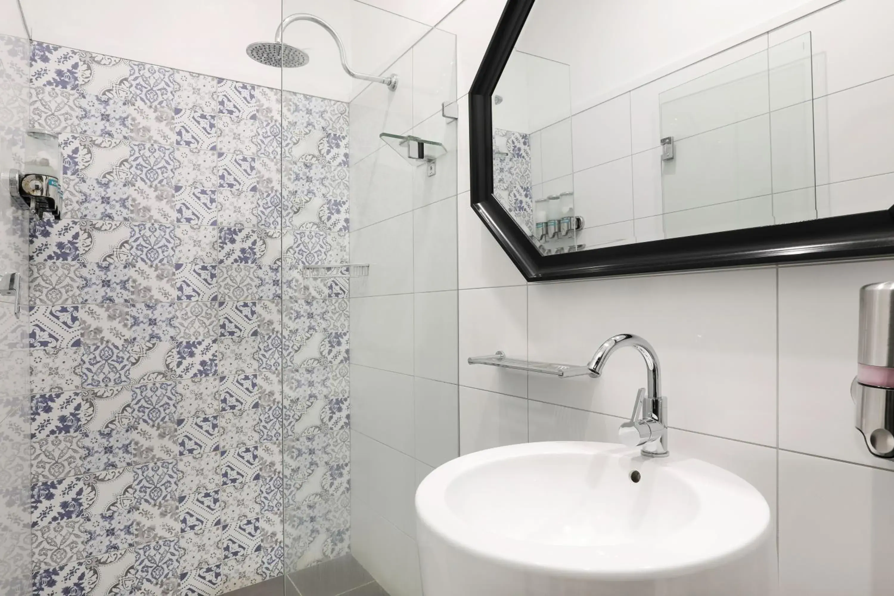 Triple Room with Private Bathroom in Glenferrie Lodge Triple Room with Private Bathroom in Glenferrie Lodge