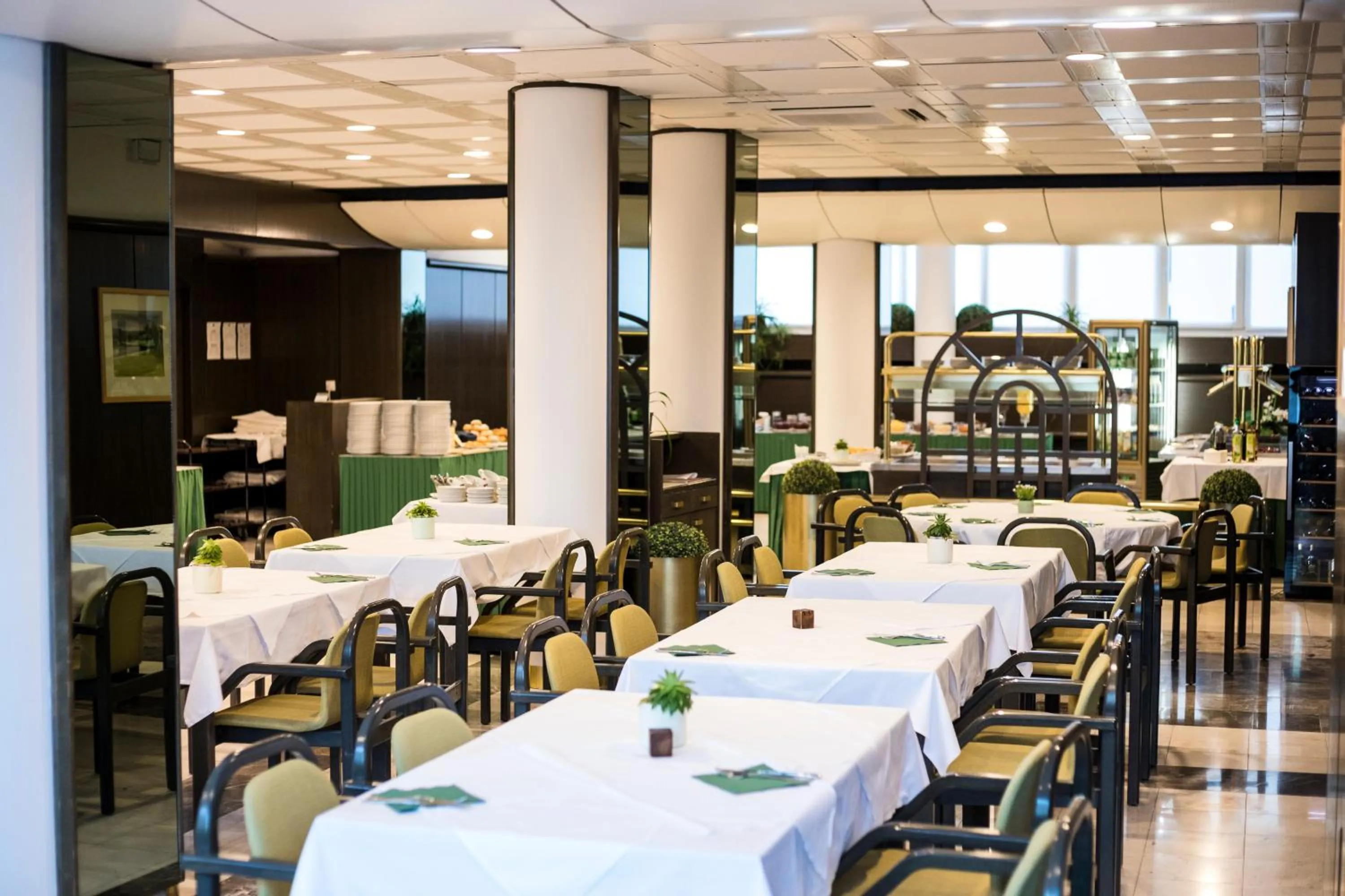 Restaurant/places to eat in Hotel Alp