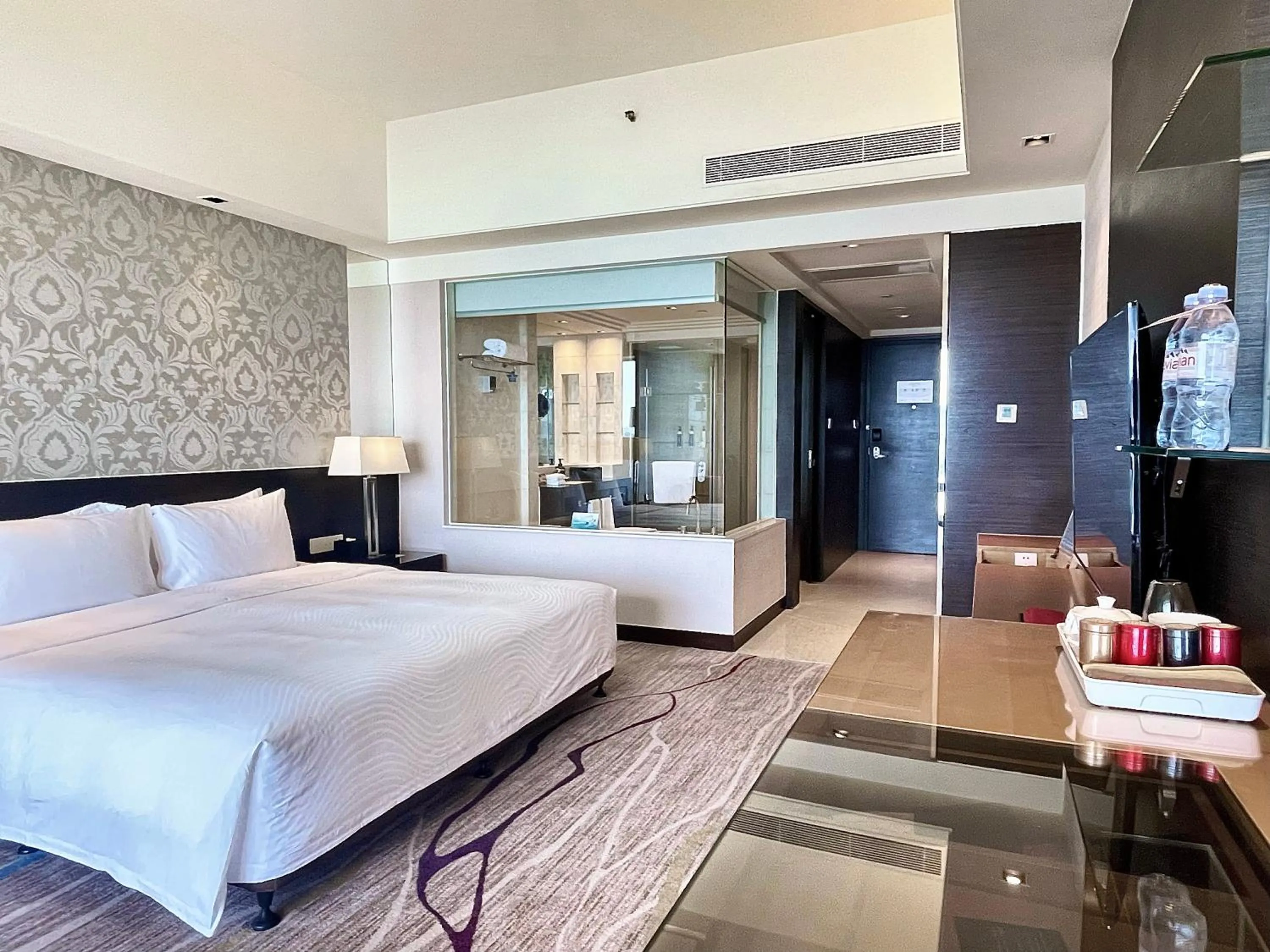 Photo of the whole room, Bed in Swiss Grand Xiamen