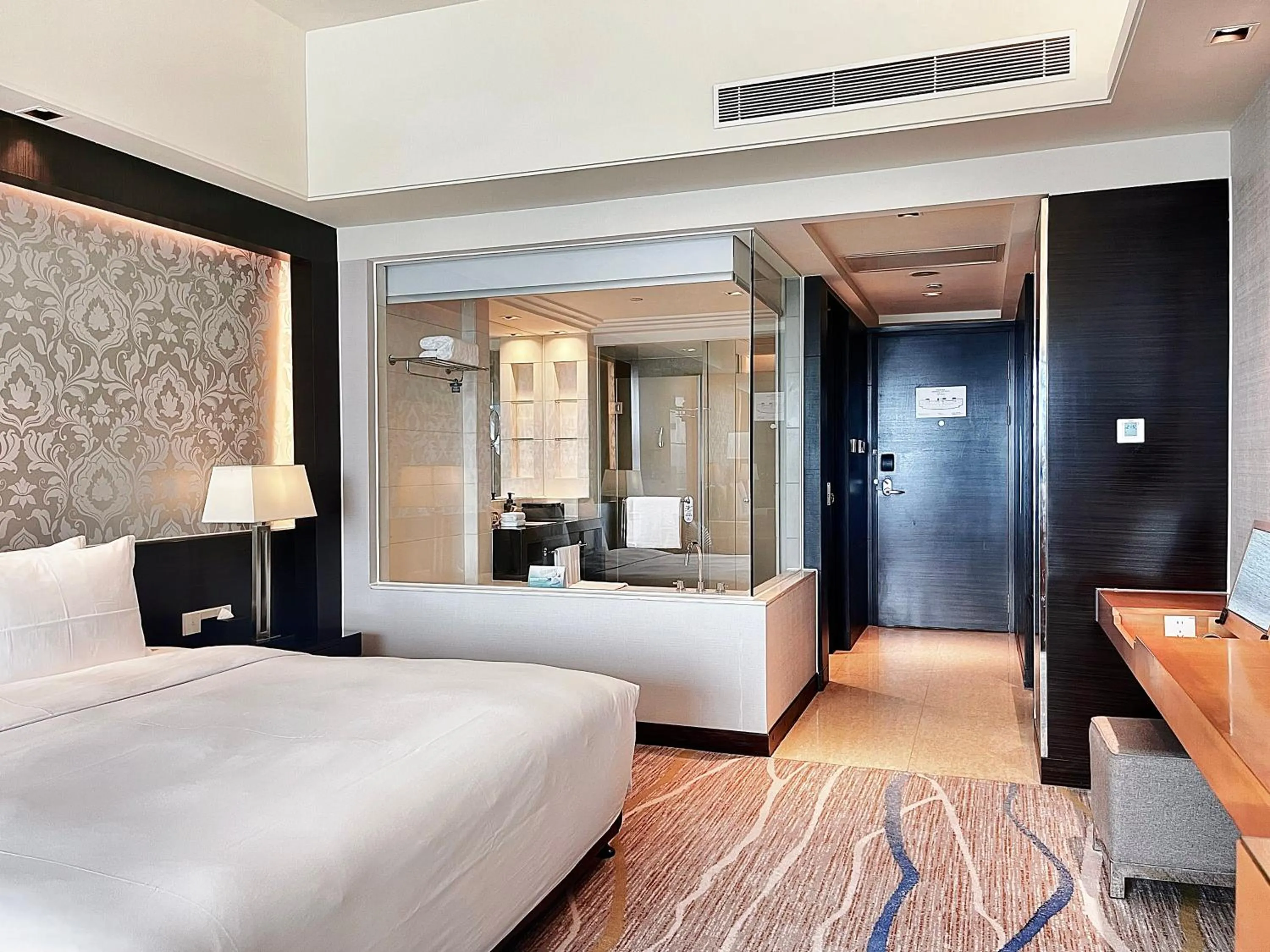 Photo of the whole room, Bed in Swiss Grand Xiamen