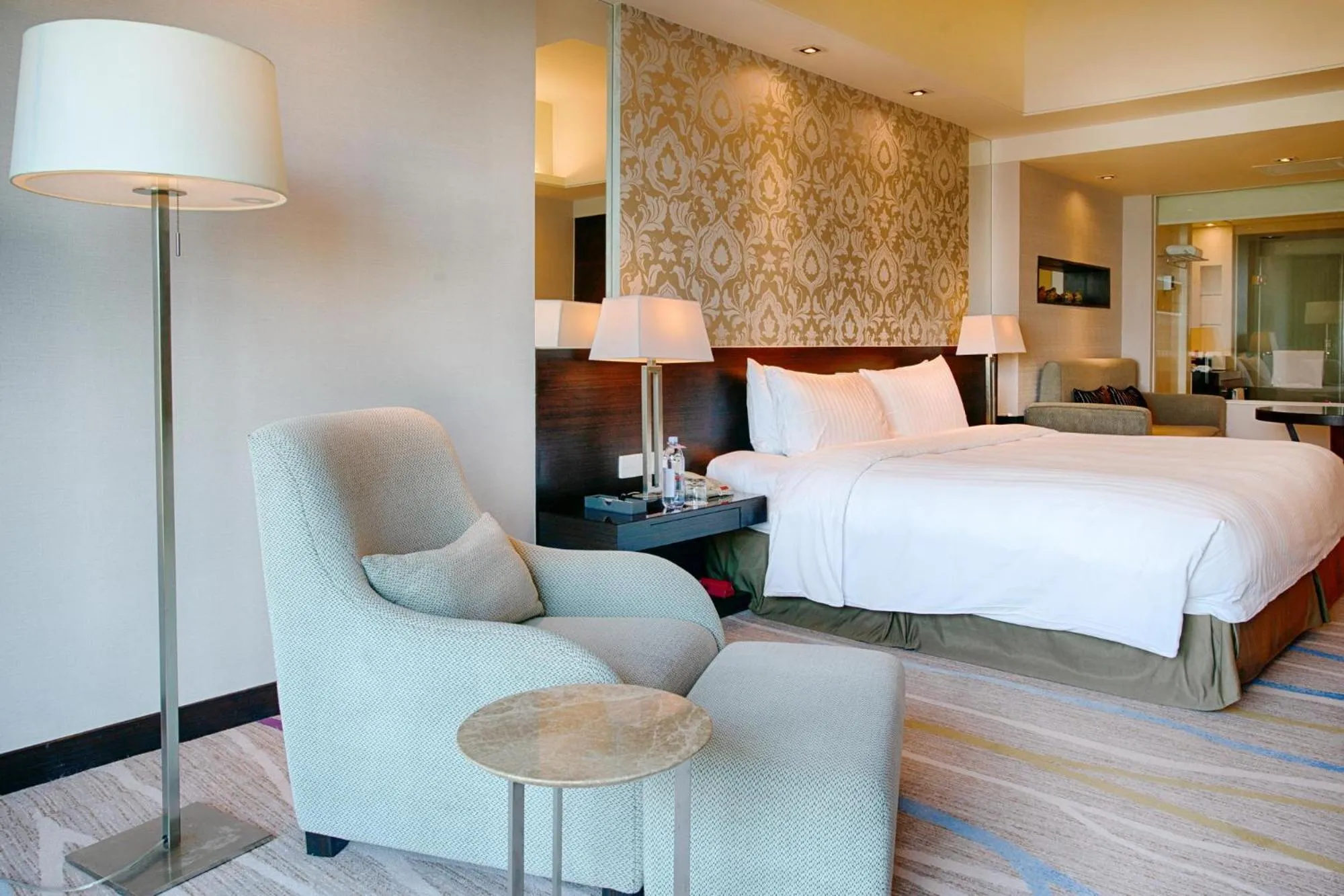 Photo of the whole room, Bed in Swiss Grand Xiamen