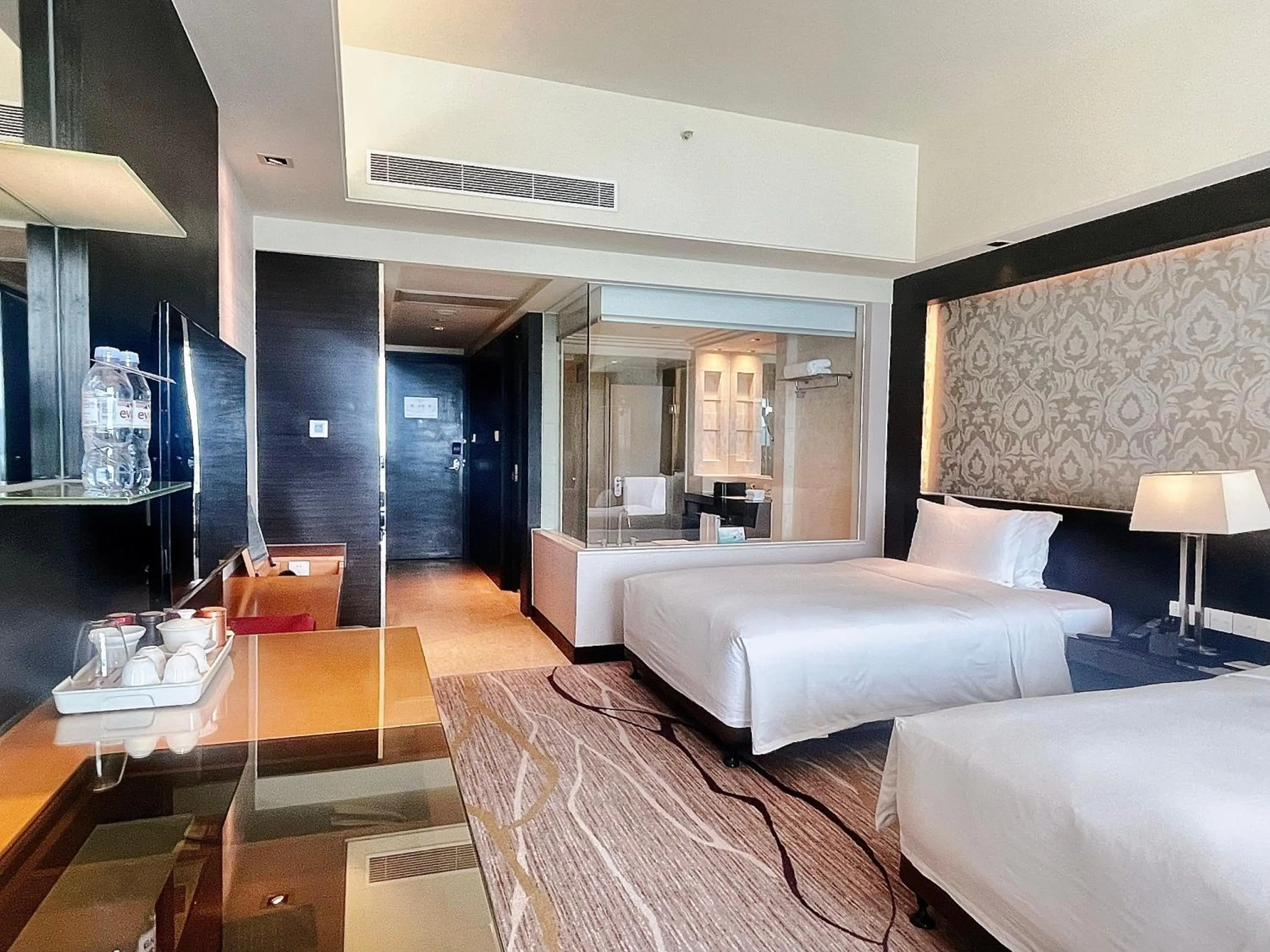 Photo of the whole room, Bed in Swiss Grand Xiamen