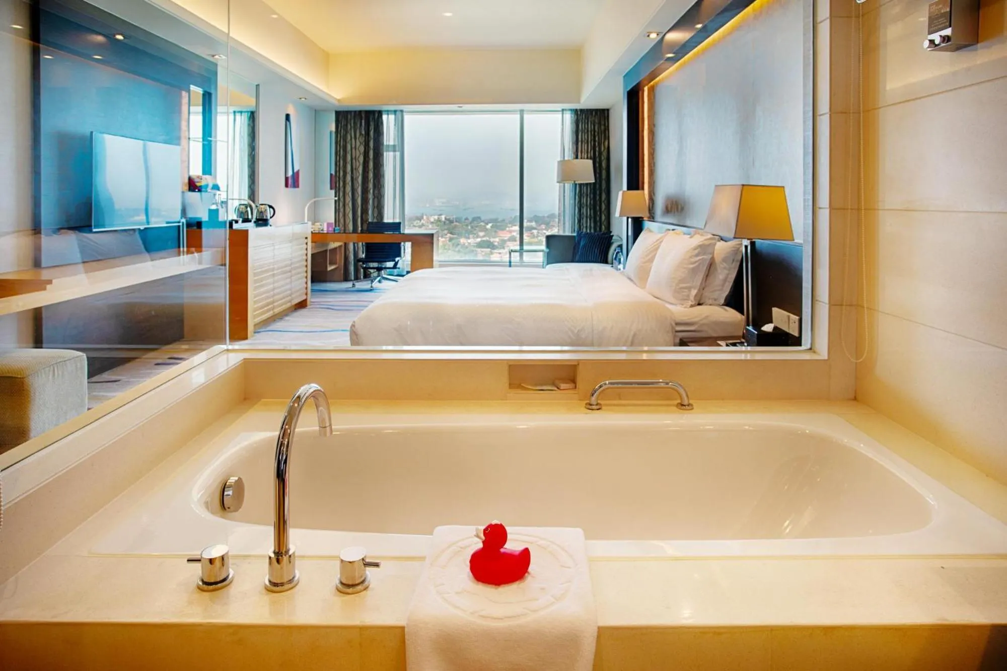 Photo of the whole room, Bed in Swiss Grand Xiamen