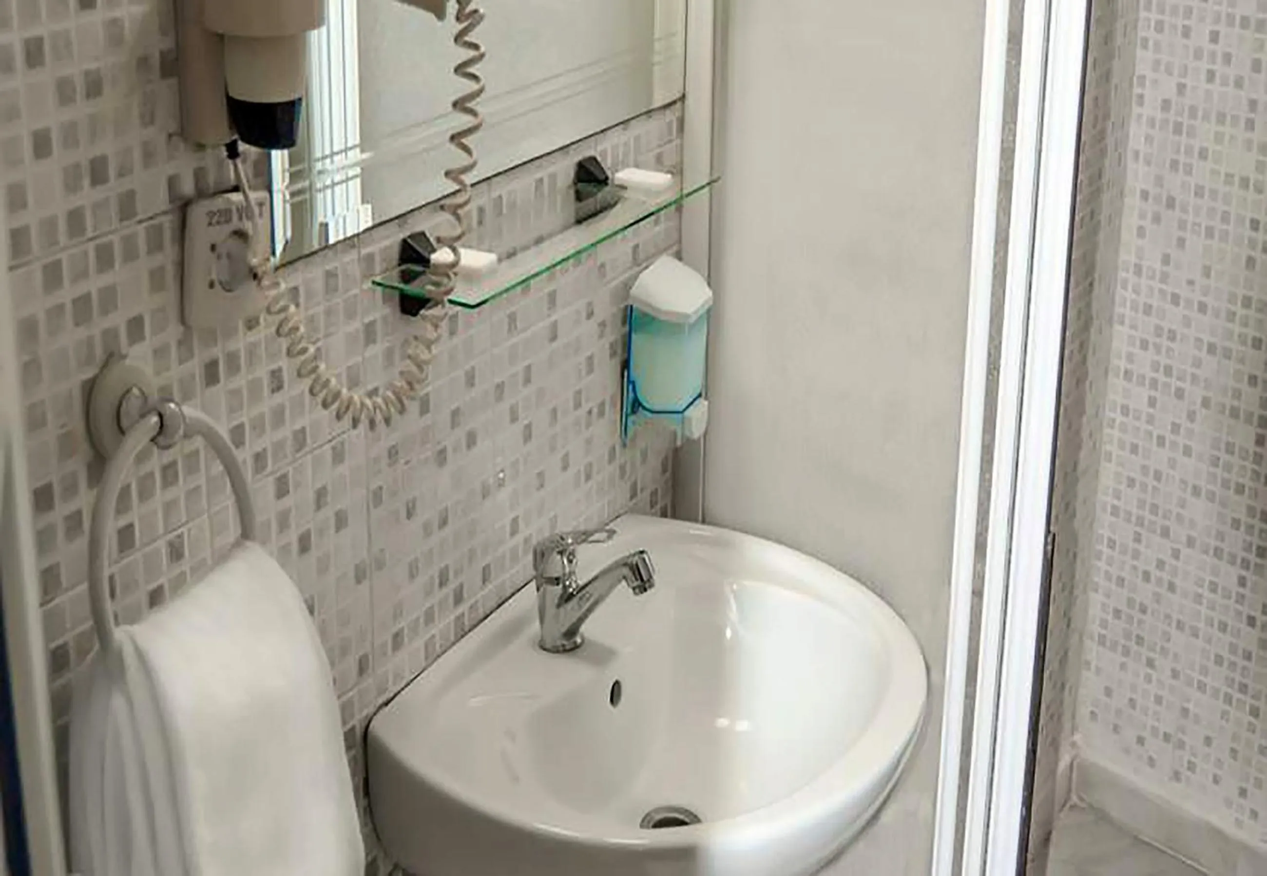 Bathroom in Yunus Hotel