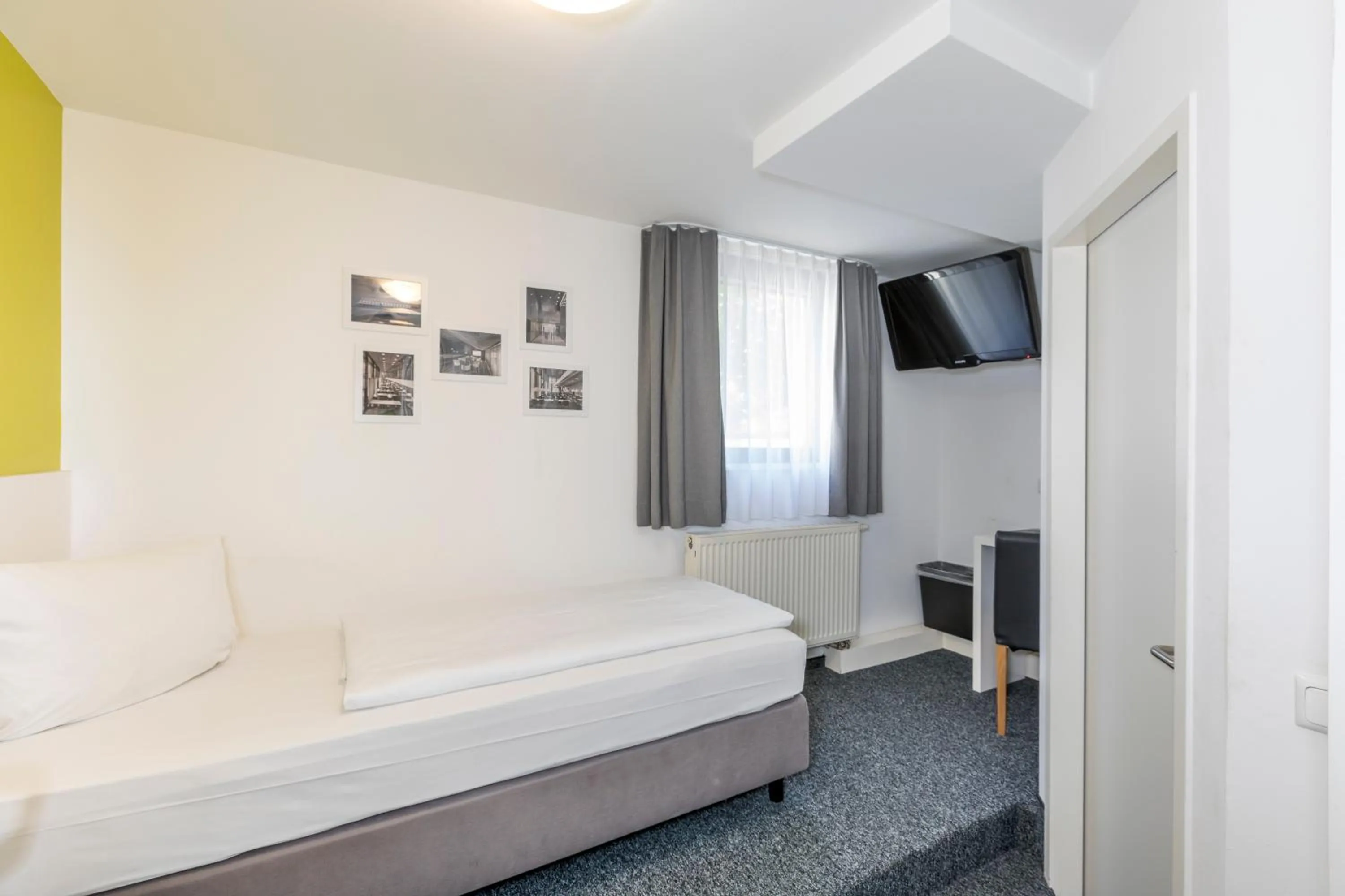 Photo of the whole room, Bed in mk hotel eschborn