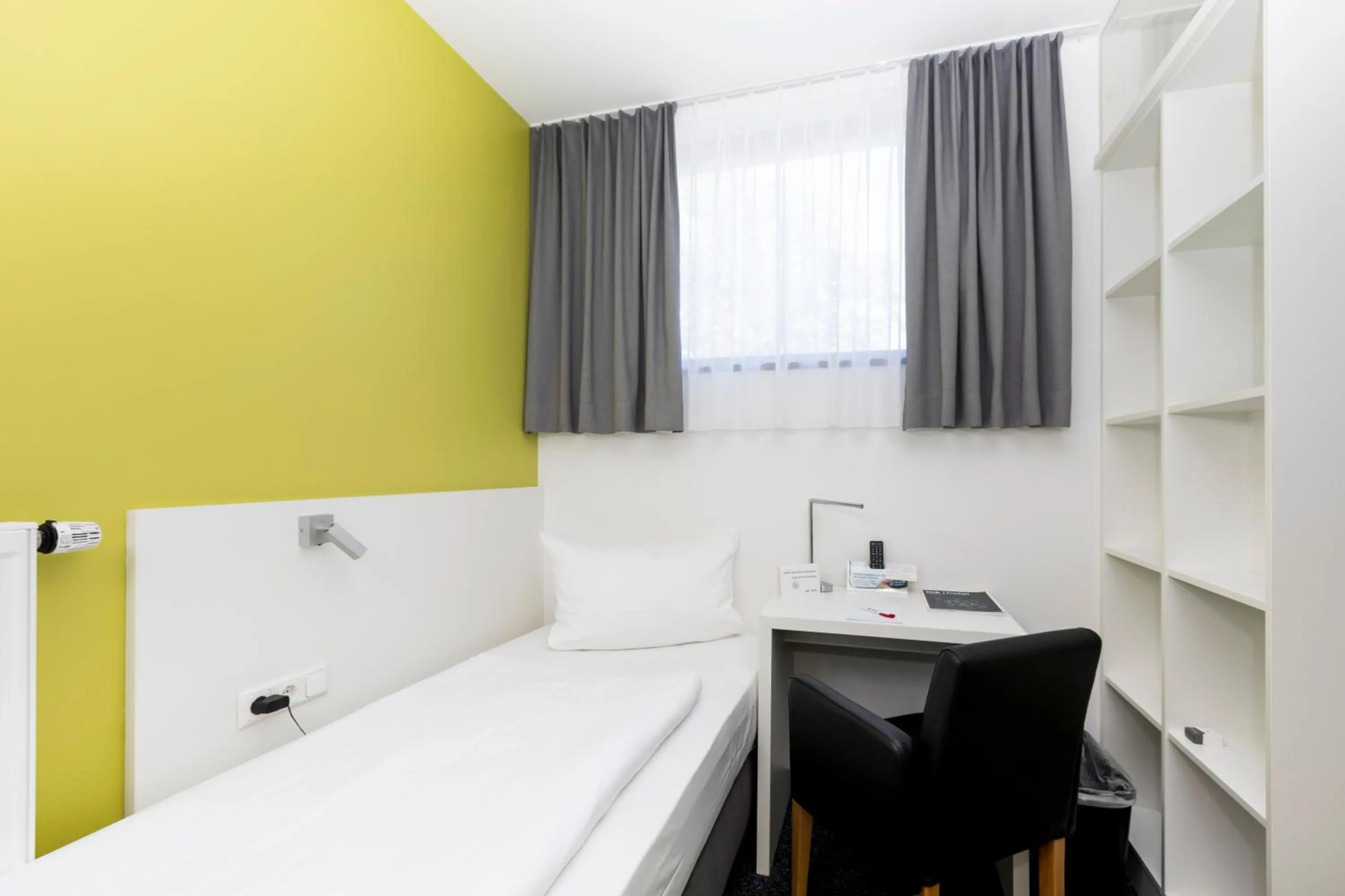 Photo of the whole room, Bed in mk hotel eschborn