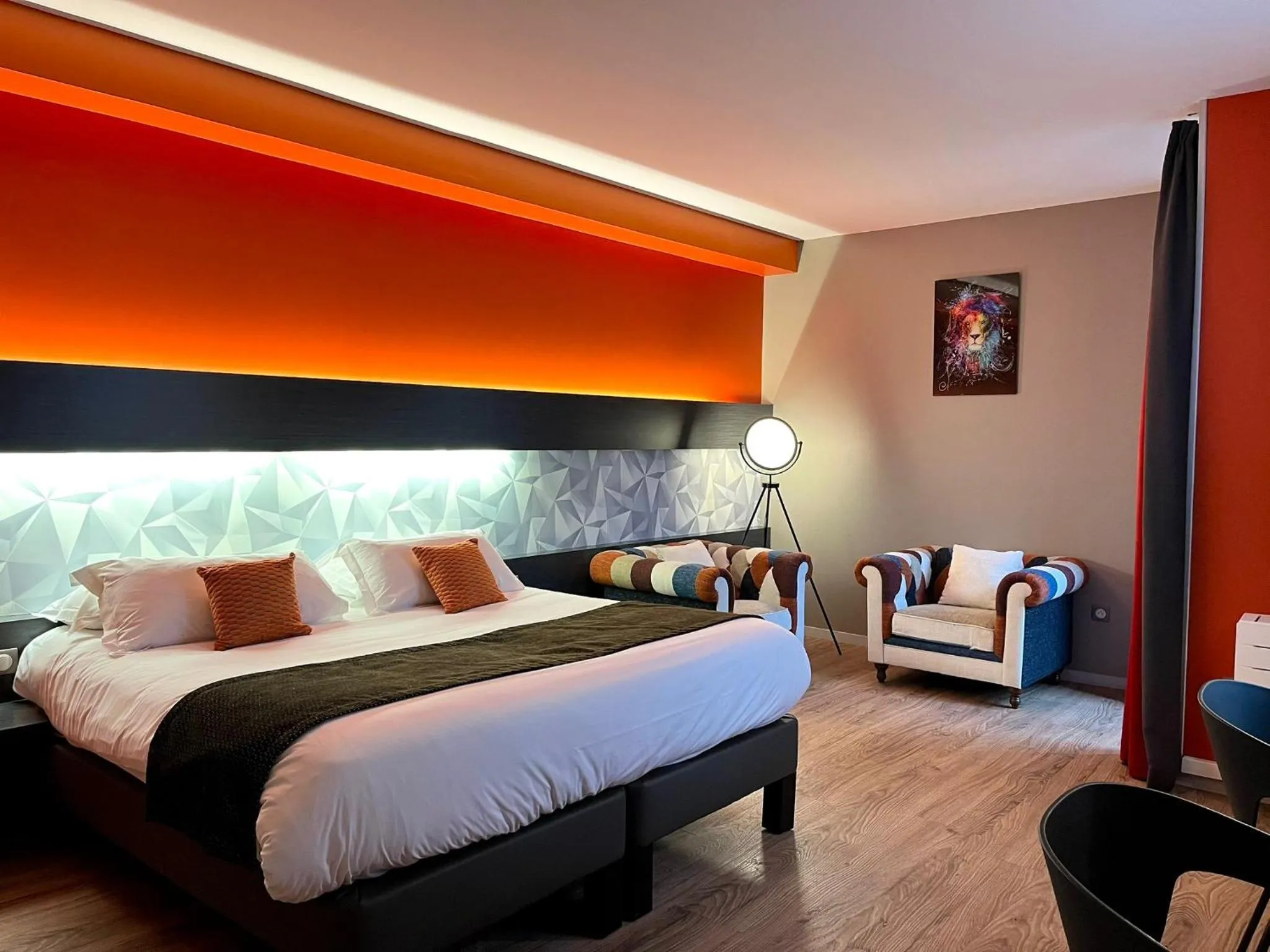 Shower, Bed in HOTEL & SPA Le Renard Centre