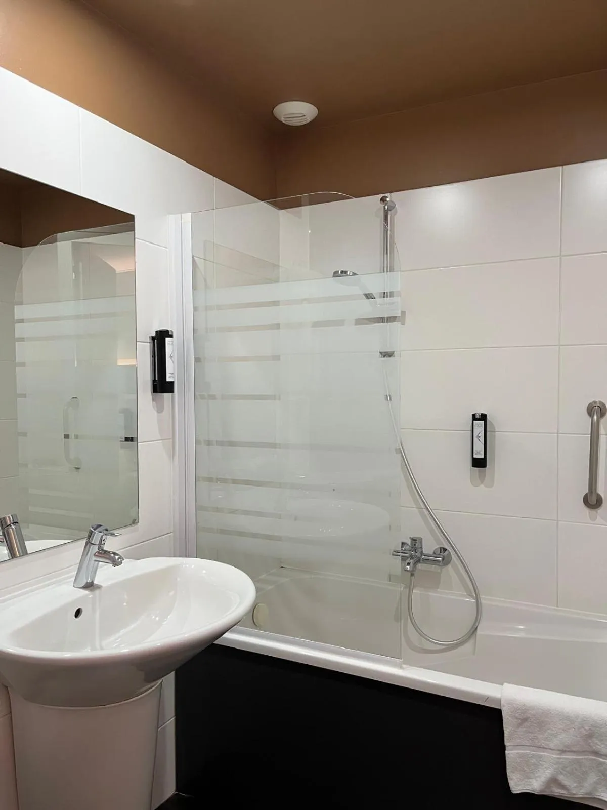 Shower in HOTEL & SPA Le Renard Centre