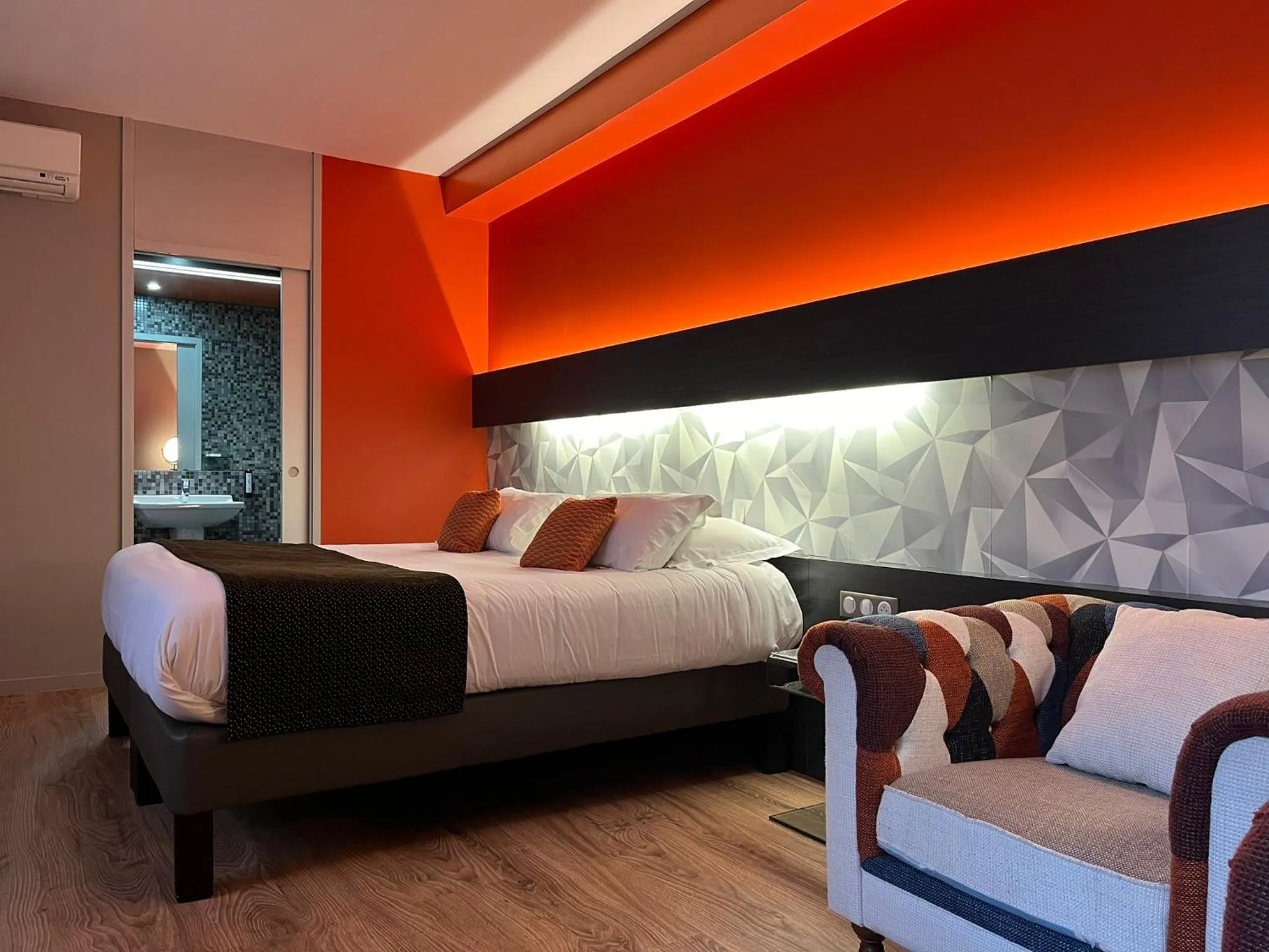 Bathroom, Bed in HOTEL & SPA Le Renard Centre