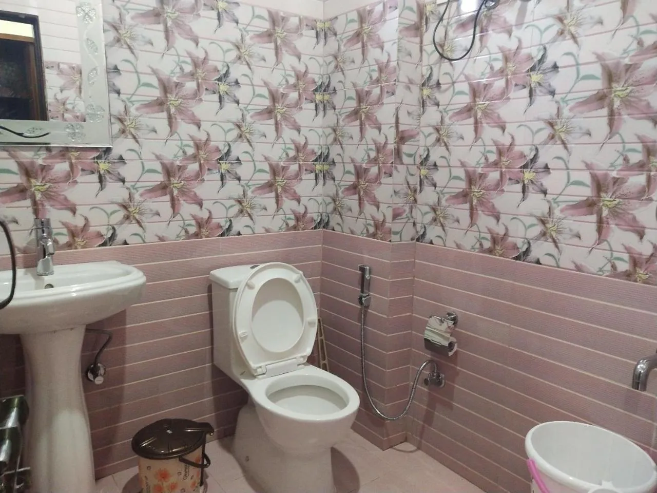 Toilet in Hotel Hillora Mcleodganj