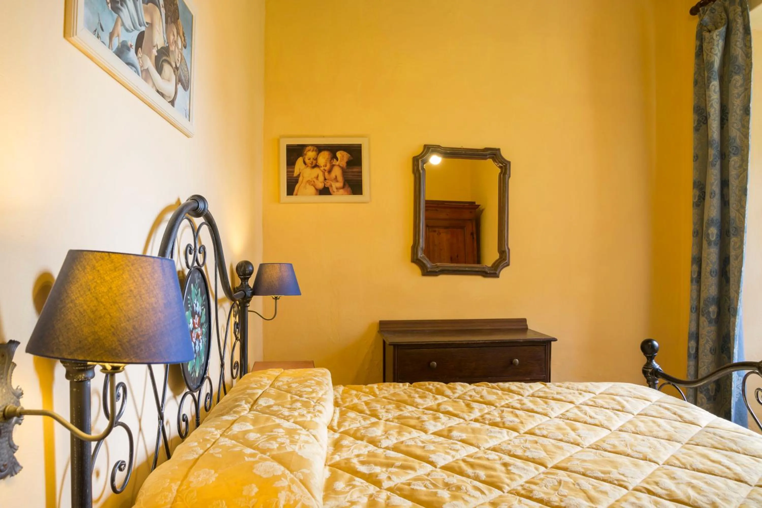 Photo of the whole room, Bed in Villa Grassina