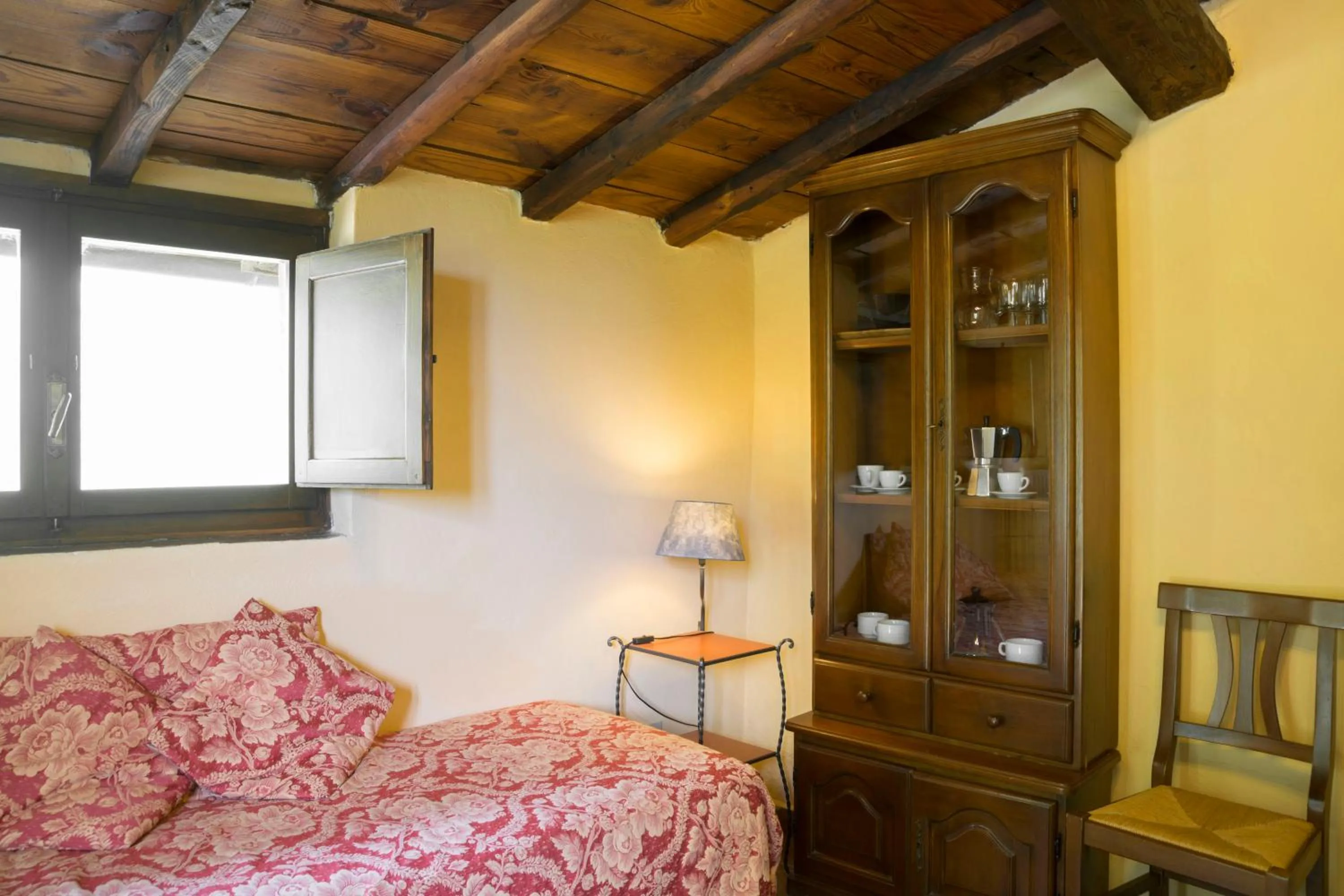 Living room, Bed in Villa Grassina