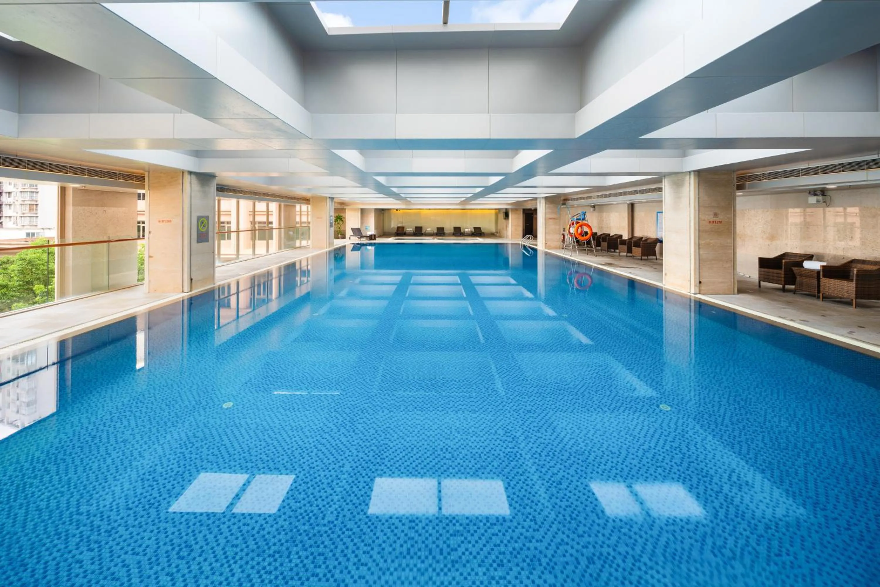 Swimming pool in Parklane Hotel Changan