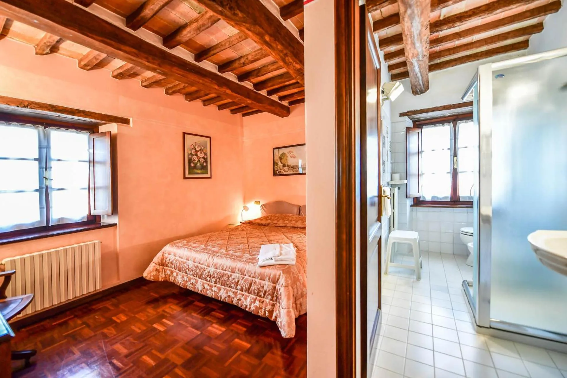 Shower, Bed in Relais Oroscopo