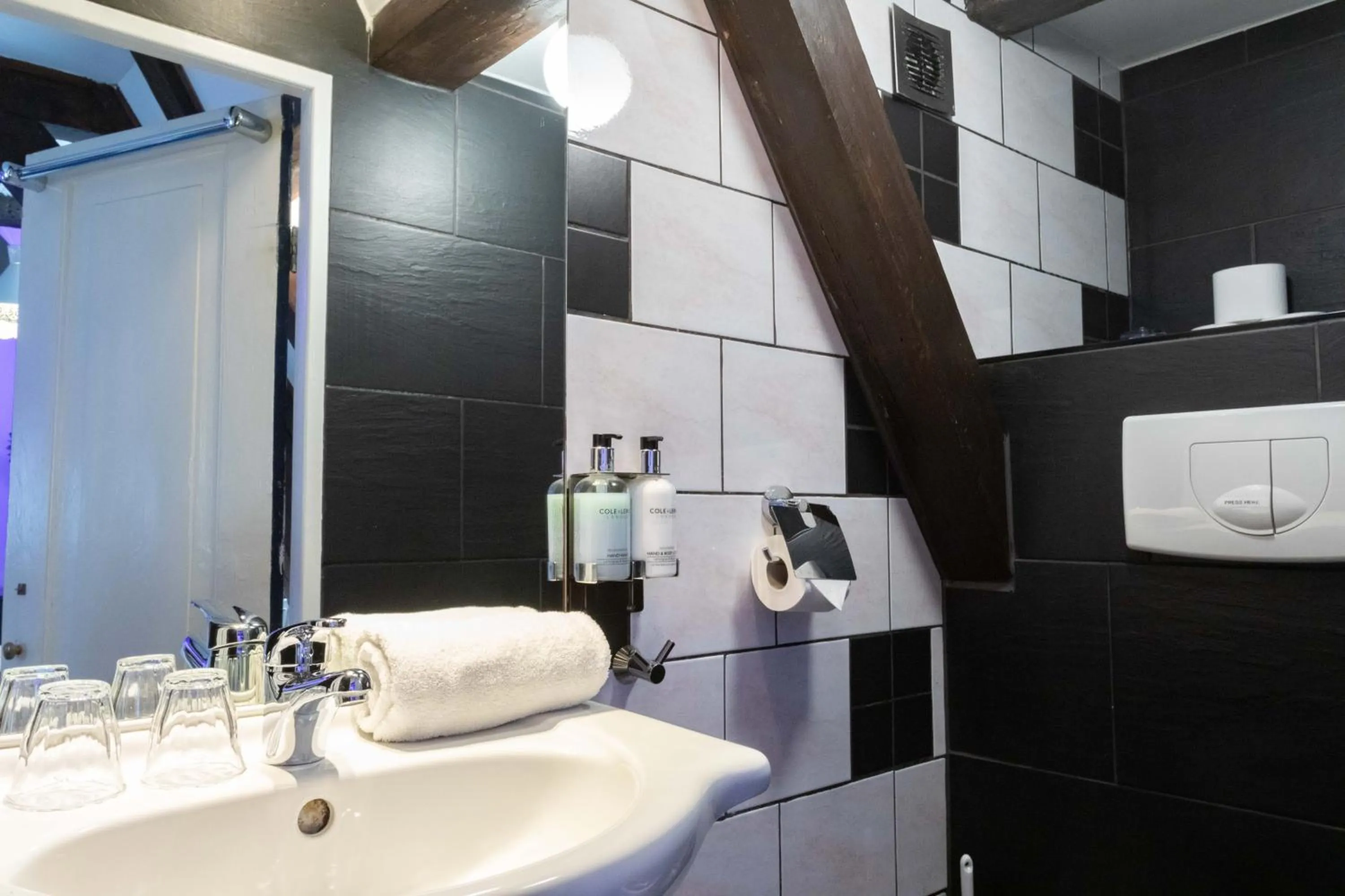 Bathroom in Tulip of Amsterdam