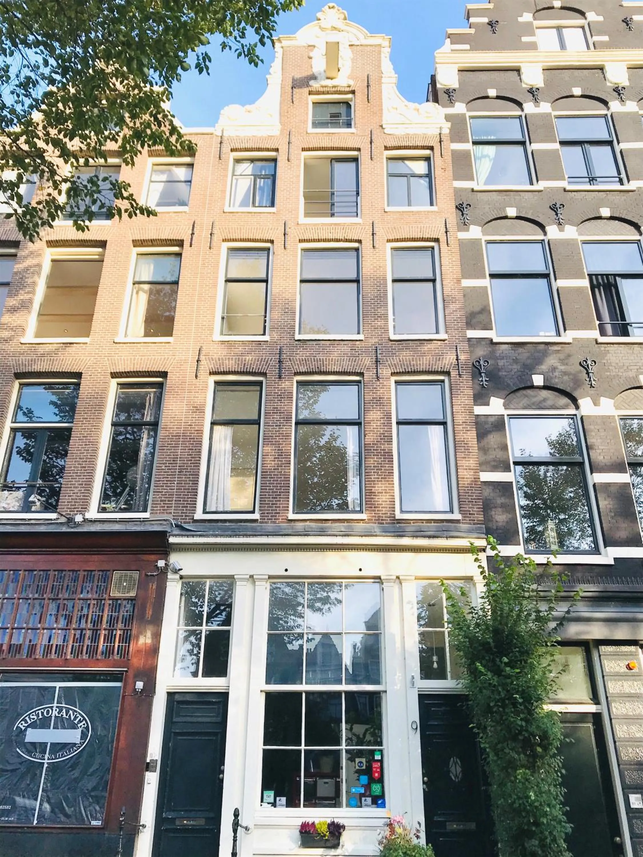 Property building in Tulip of Amsterdam