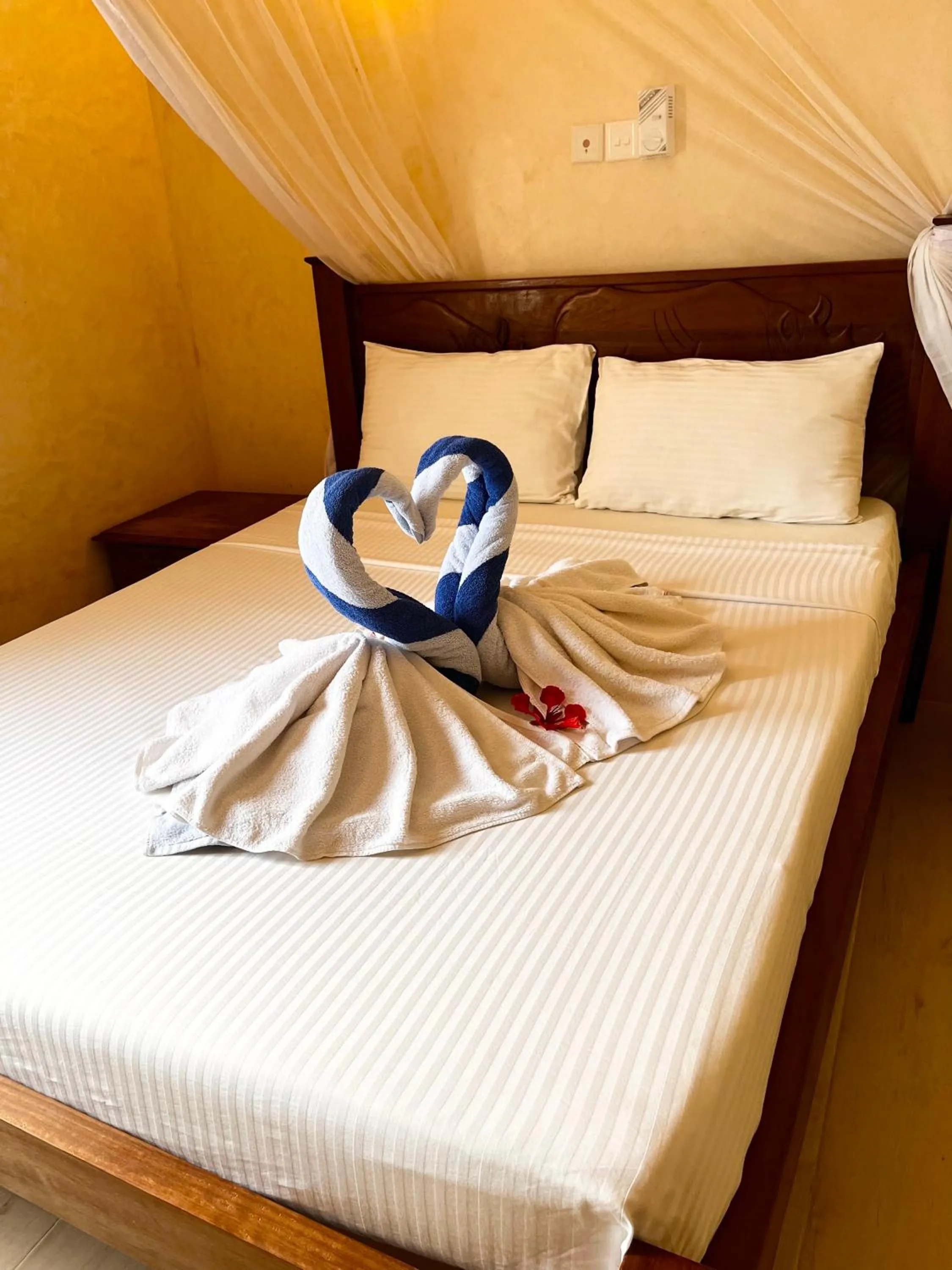 Bedroom, Bed in Flametree Beach Homes