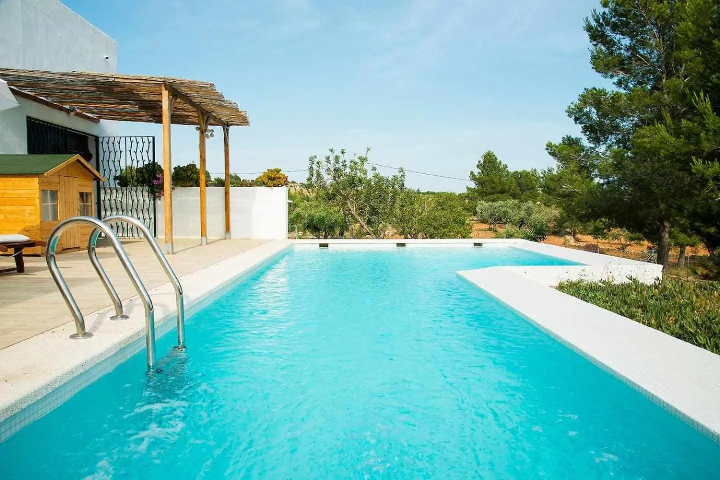 Swimming pool in B&B Masía Aitona