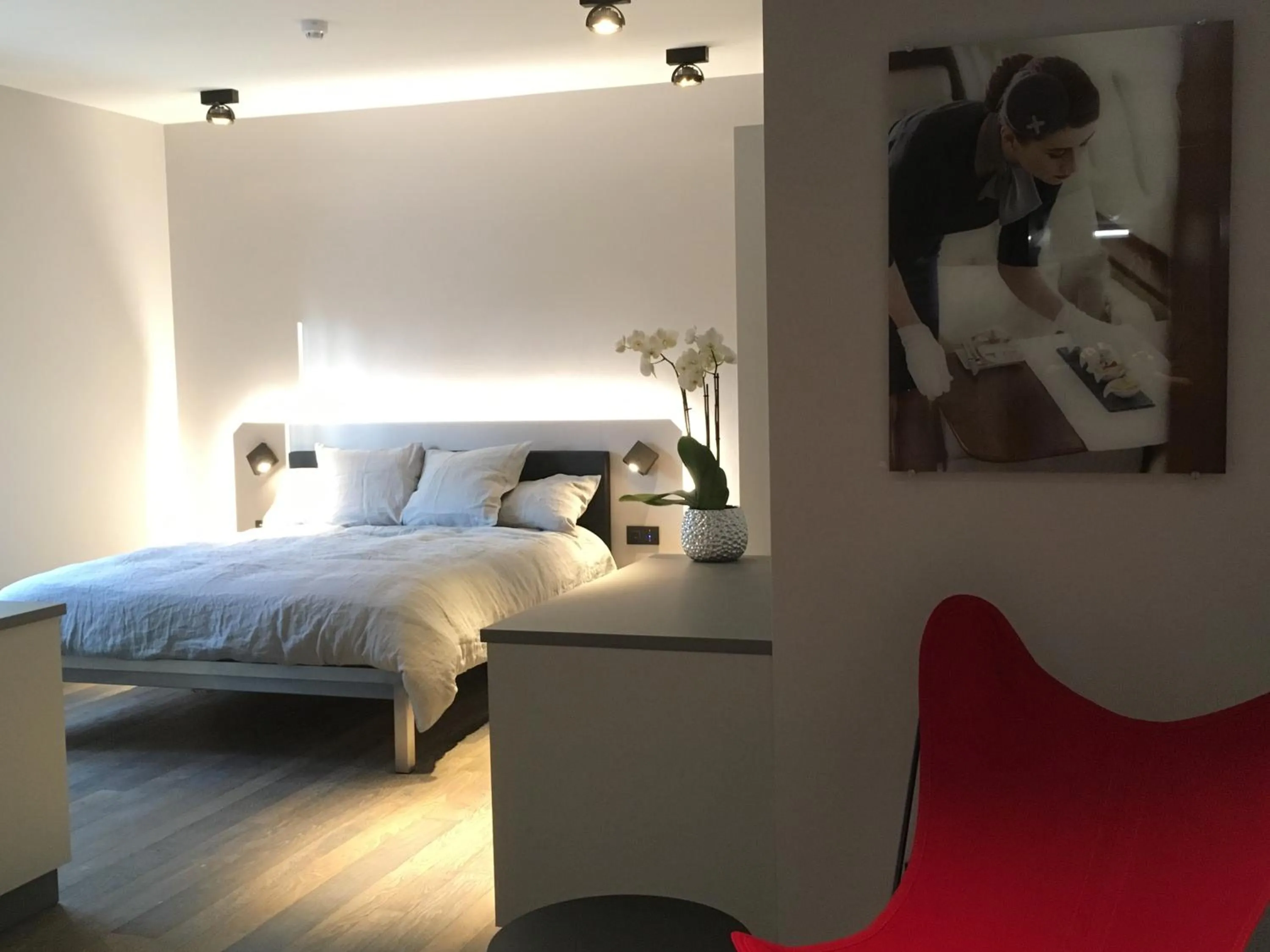 Photo of the whole room, Bed in Airfield Living - Airport