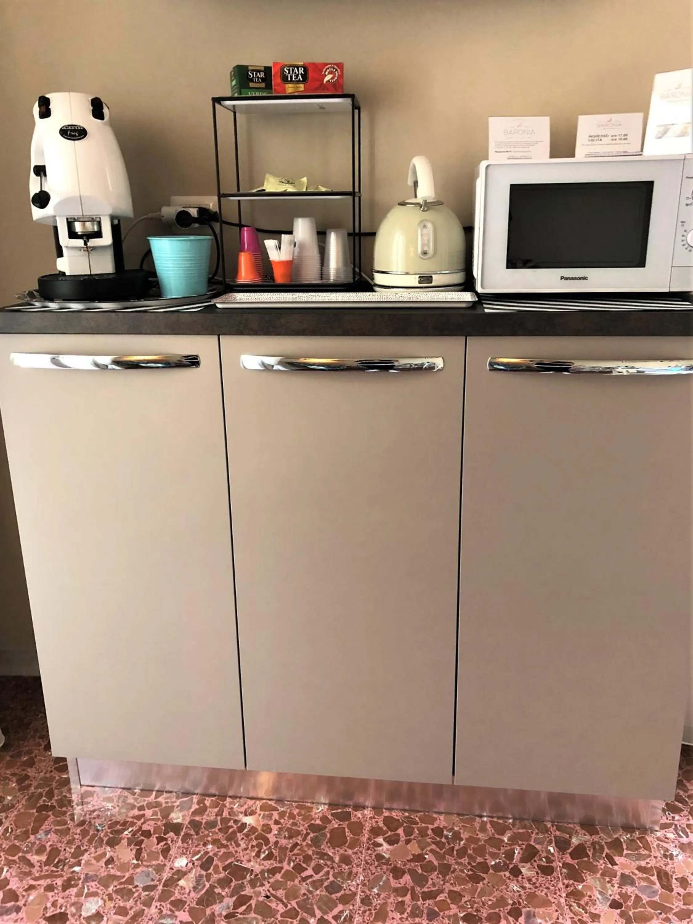 Communal kitchen in B&B Baronia Luxury Rooms