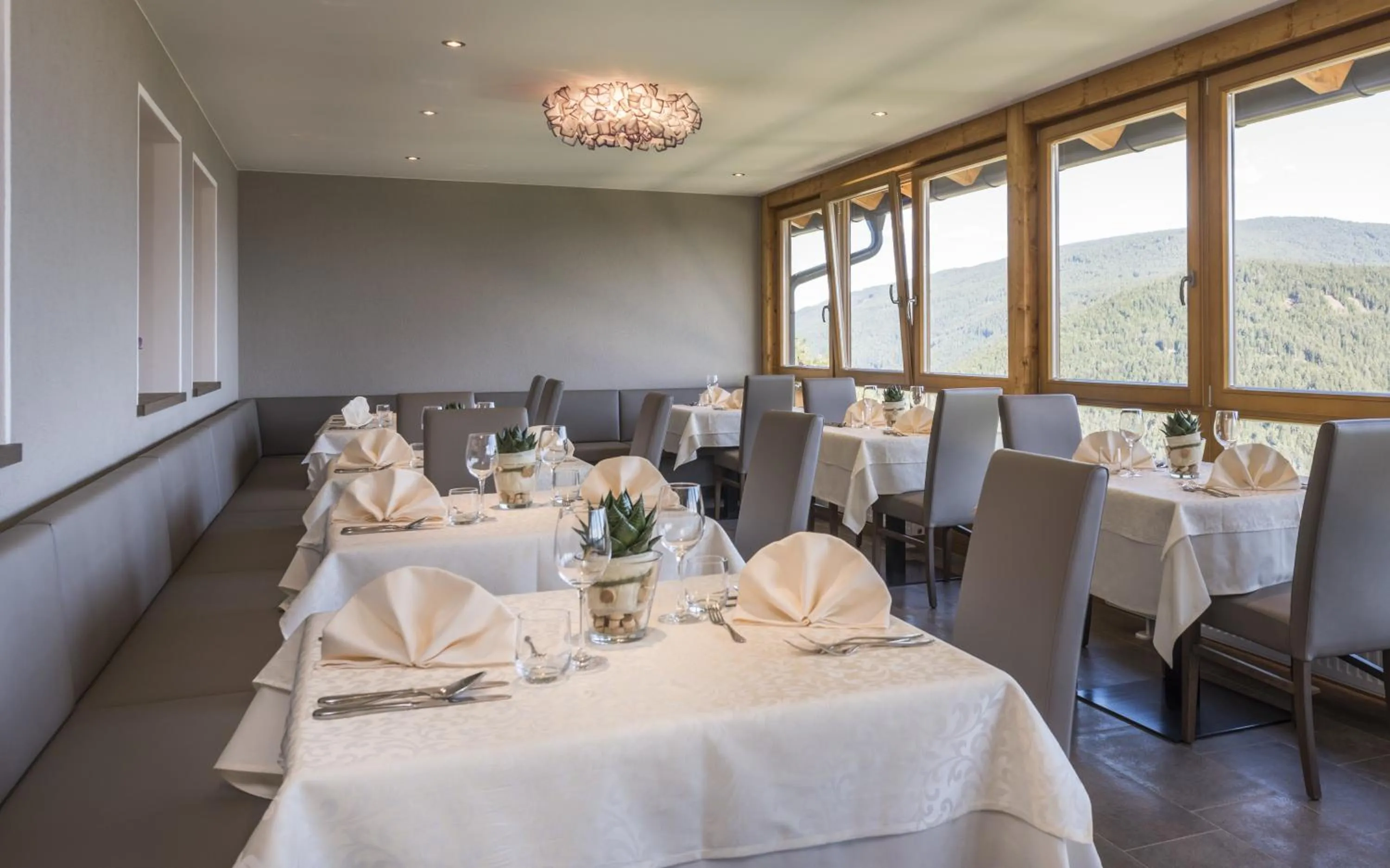 Restaurant/places to eat in Panoramahotel Huberhof