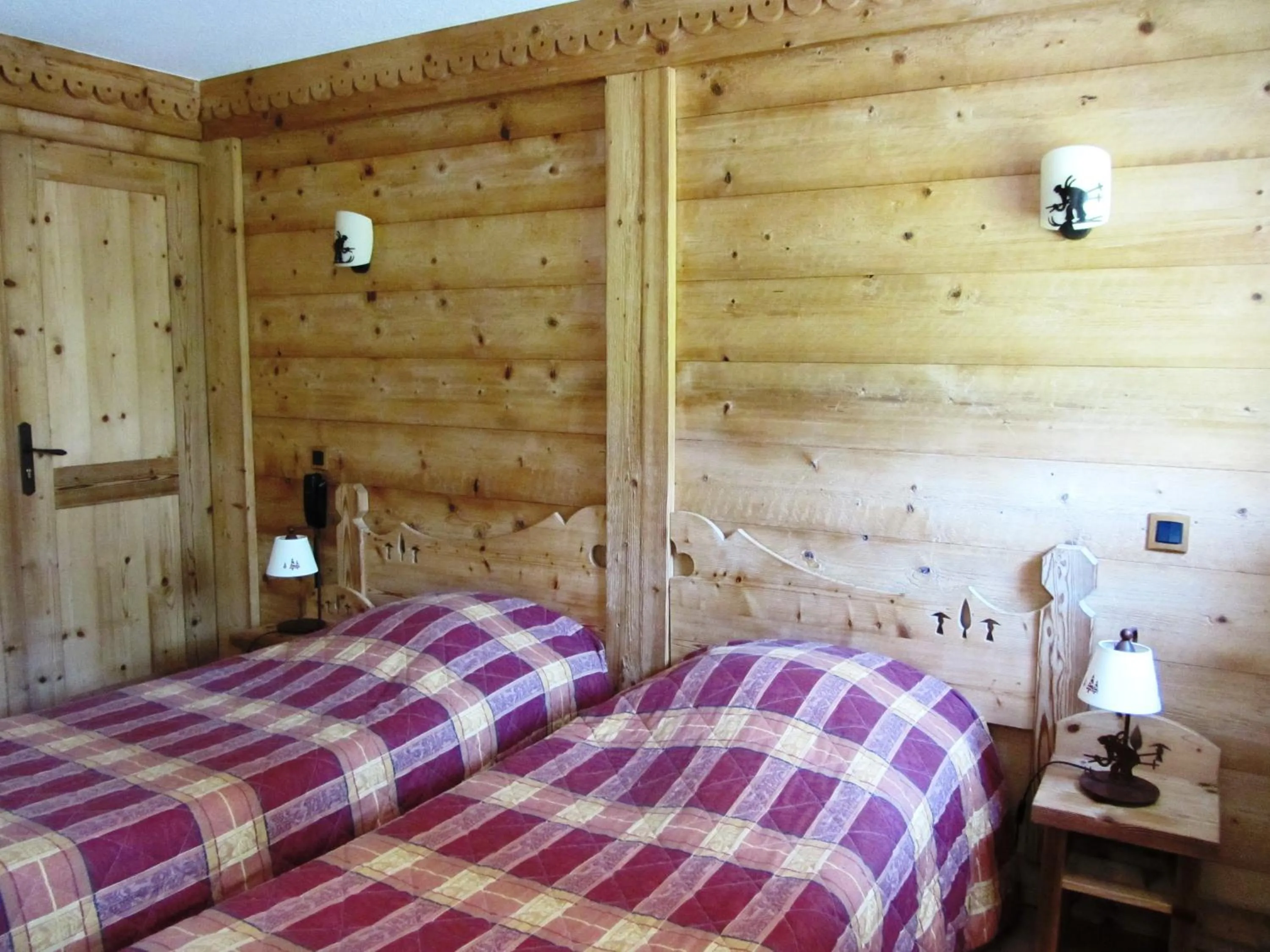 Photo of the whole room, Bed in Auberge des Skieurs