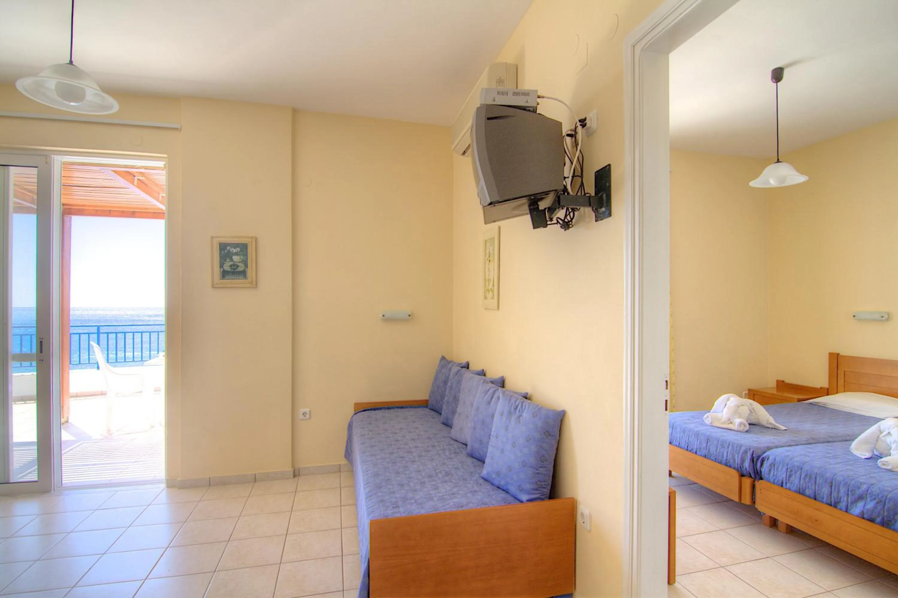 Photo of the whole room, Bed in Atlantis