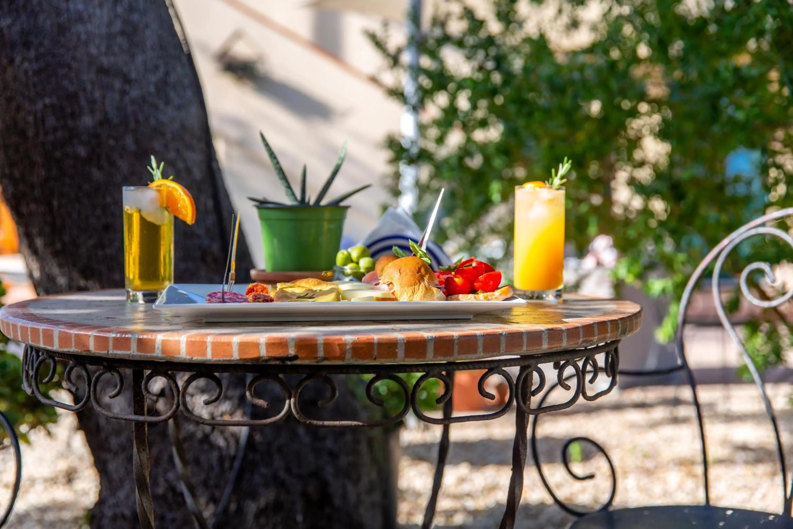 Food and drinks in I Lecci Guesthouse