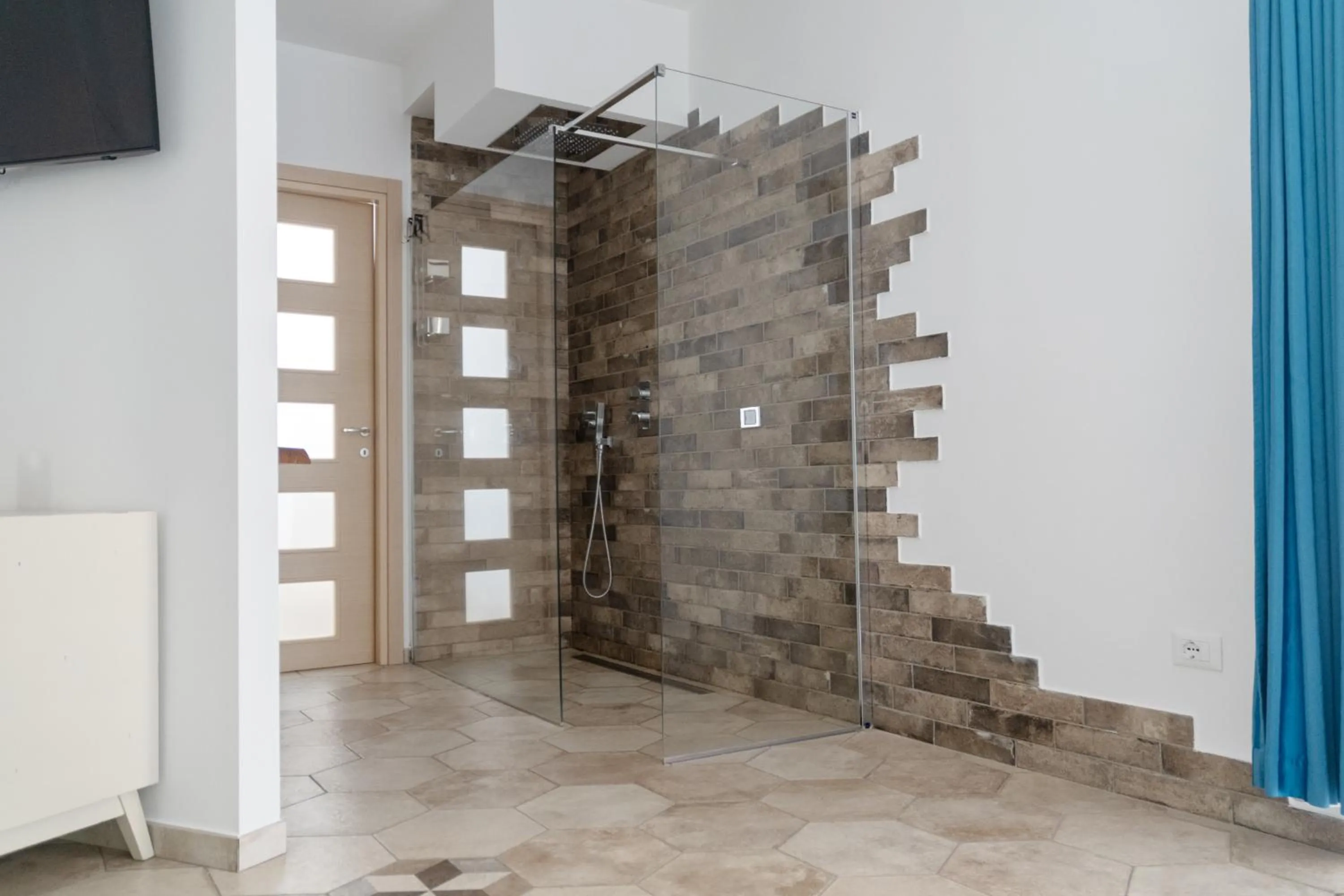 Shower in I Lecci Guesthouse