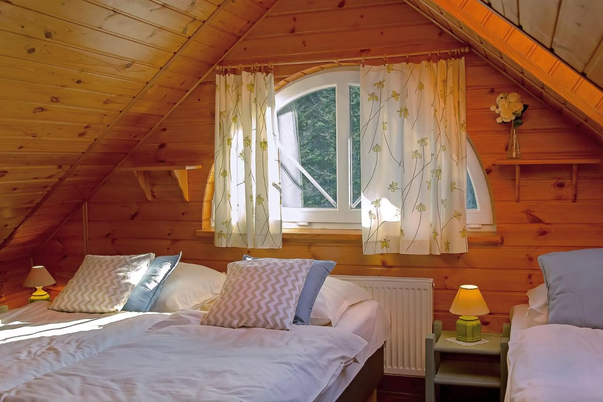 Photo of the whole room, Bed in Gronik